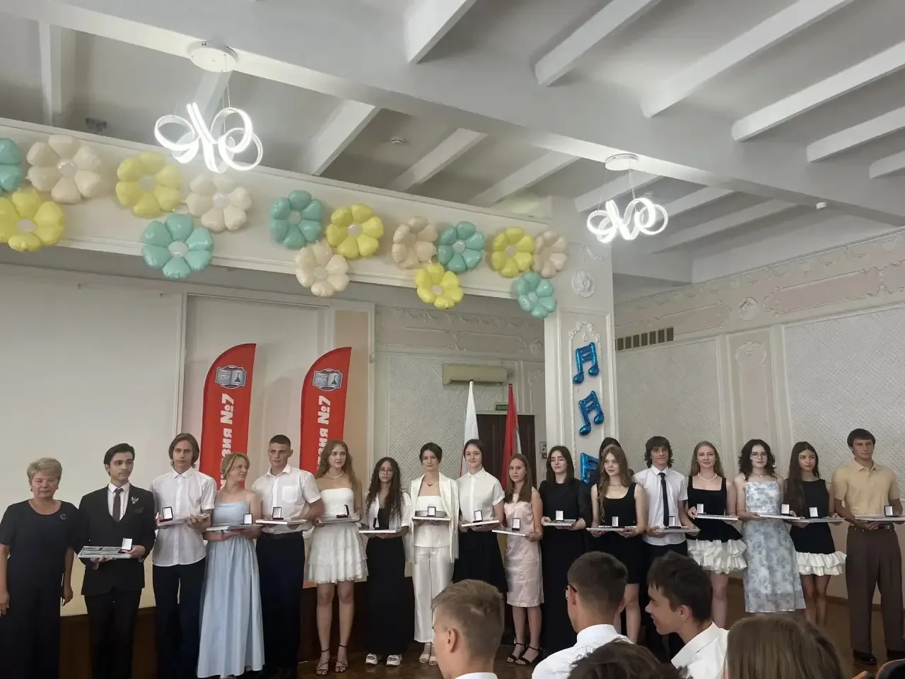 В добрый путь, выпускники!

Ребята, для вас завершилась одна большая глава – и открывается целая все