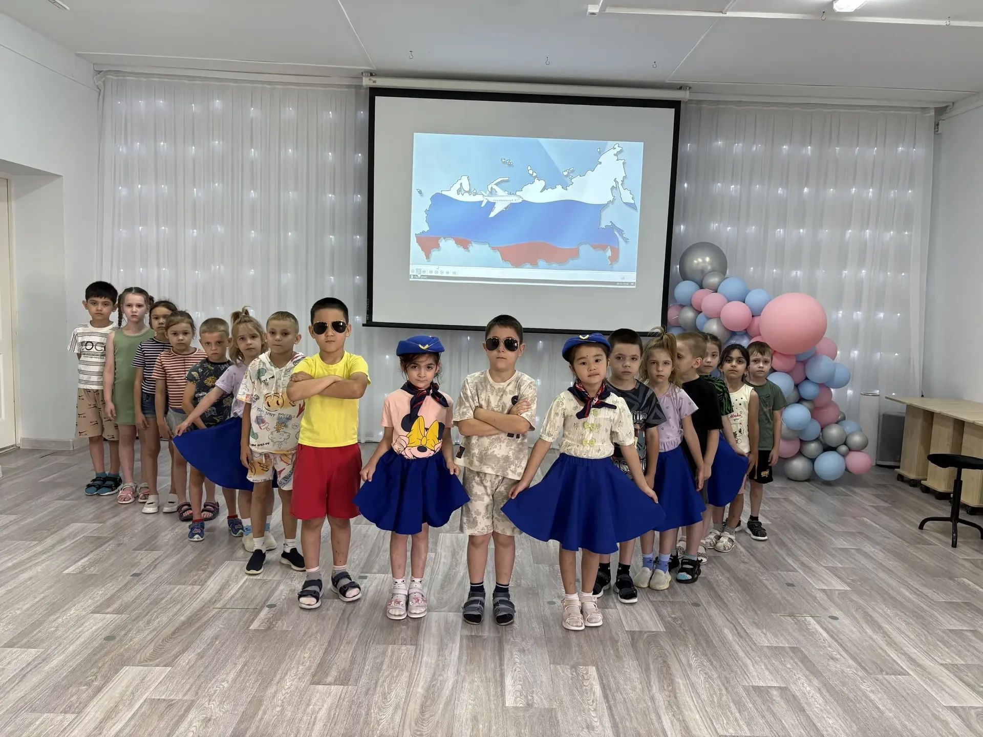 Сегодня, в старшей группе «Звездочки» прошло яркое, запоминающее мероприятие, посвященное Дню России