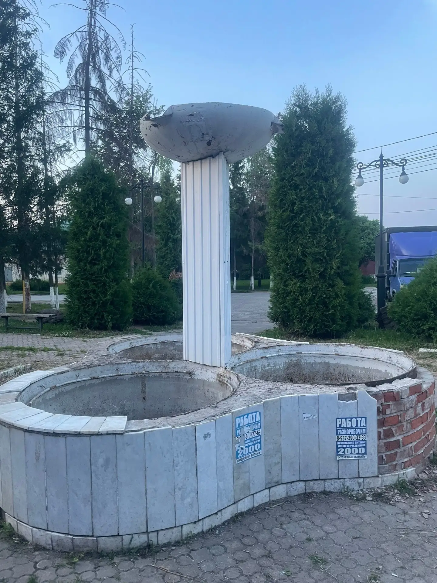 В Цивильске горожане бьют тревогу из-за состояния центрального фонтана.
Облицовка разрушена, чаши гр