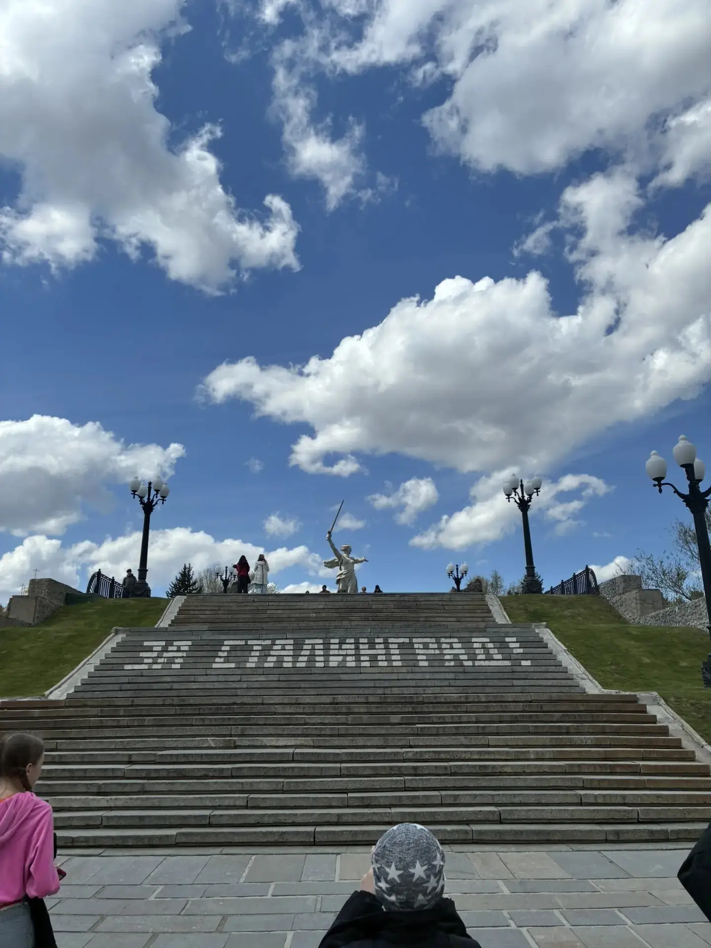 Сегодня участники нашего школьного коллектива «Звёздный дождь» погрузились в историю и атмосферу гер
