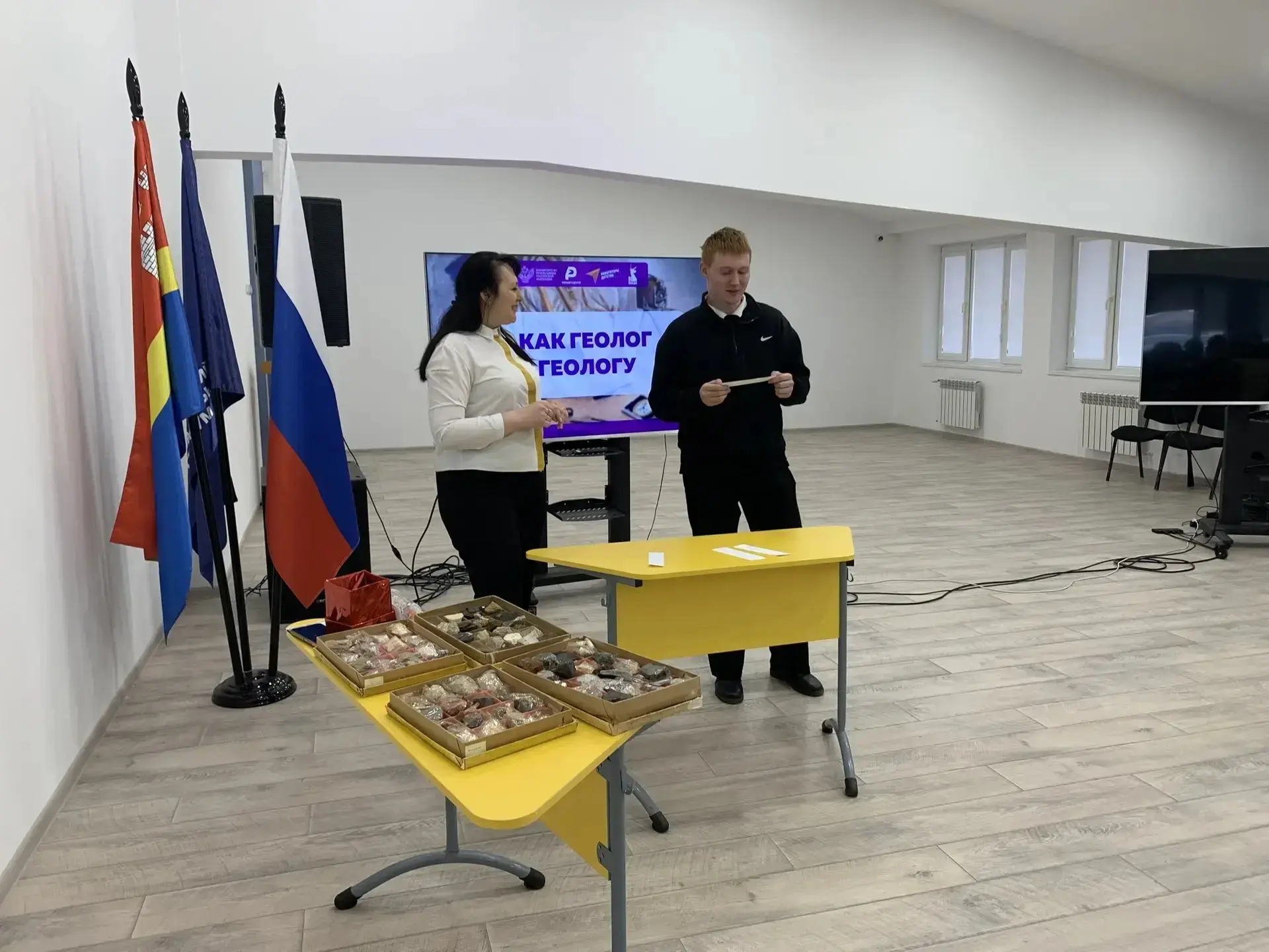 Профессиональный праздник, День геолога, посвящён труду людей, которые изучают строение Земли, её со