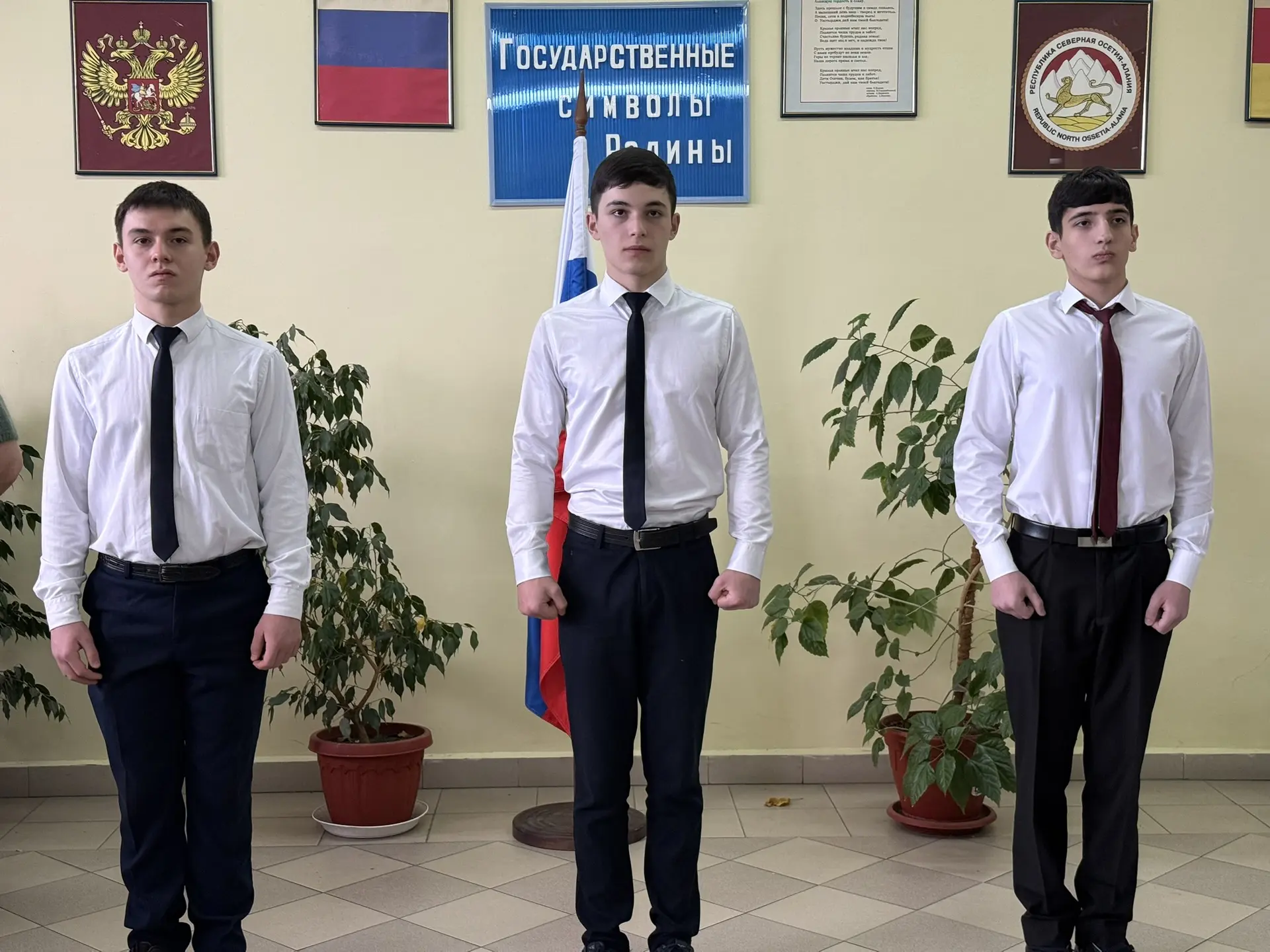 Утро понедельника в лицее традиционно началось с торжественной линейки, церемонии выноса Государстве