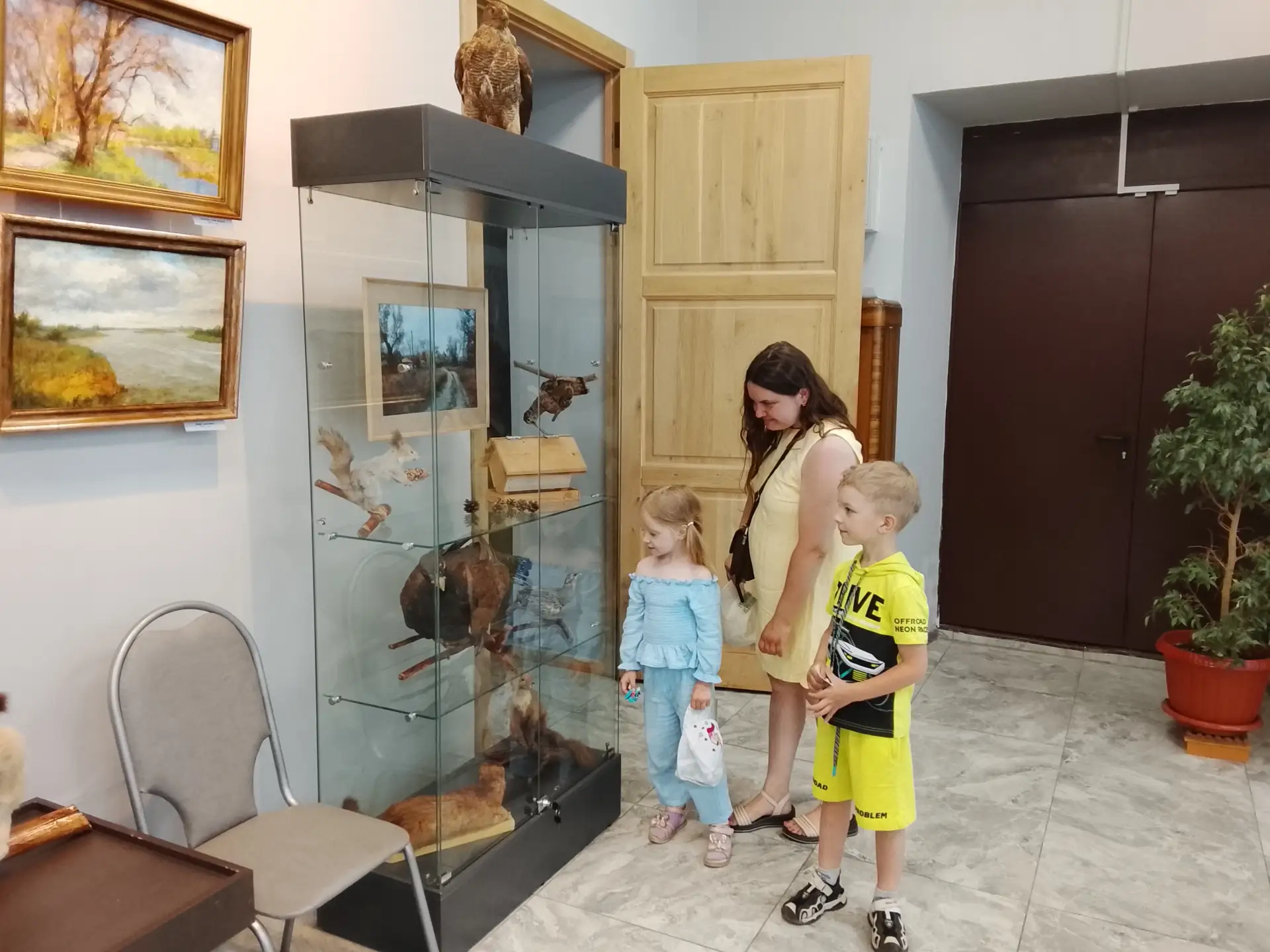 😊👫Юные посетители музея.
👀Детям всегда хочется не только посмотреть, но и потрогать
🖐На этот слу