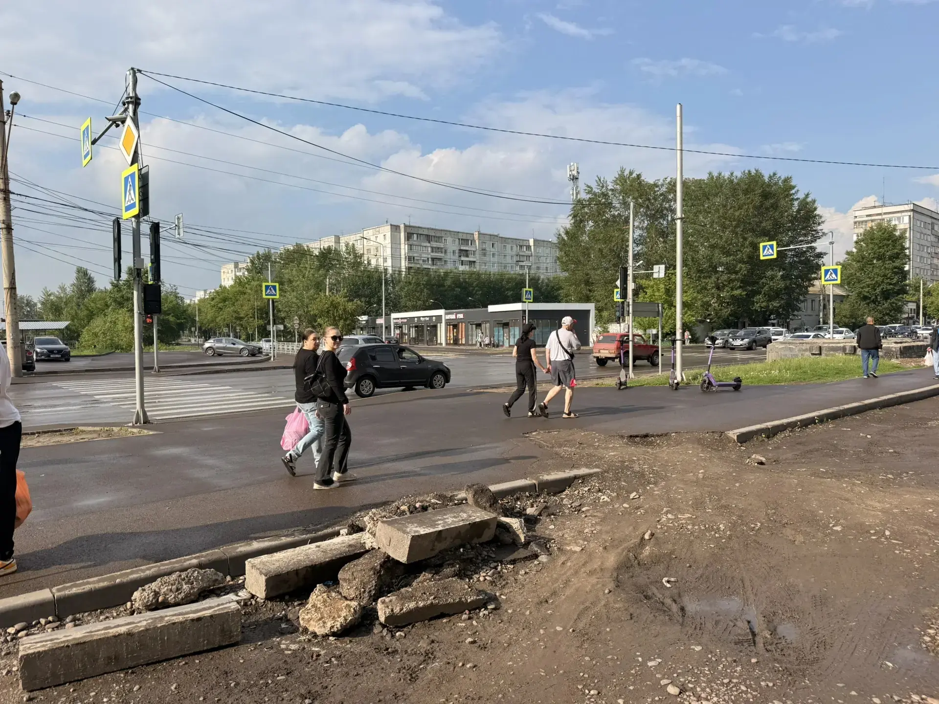 Провел встречу с жителями, управляющей компанией и городскими службами — у дома 62 на Судостроительн