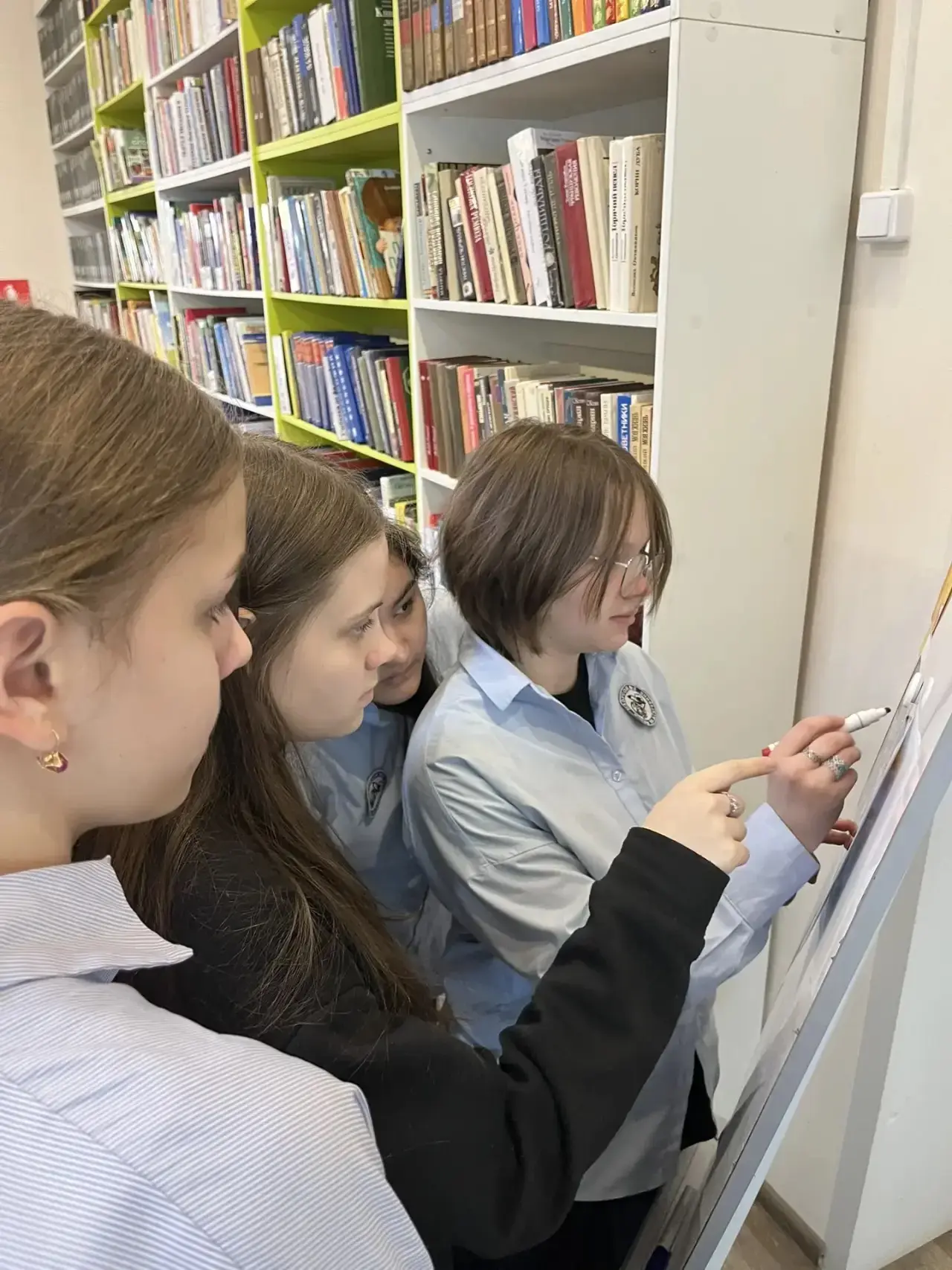 ✨Ученики 8 «Б» класса посетили мероприятие «Литературные страницы» в Центральной городской библиотек
