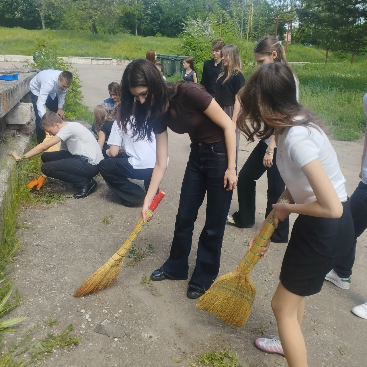 🔔 Учащиеся образовательных организаций принимают участие в акции "Маленькие добрые дела"!  💞Ребята в