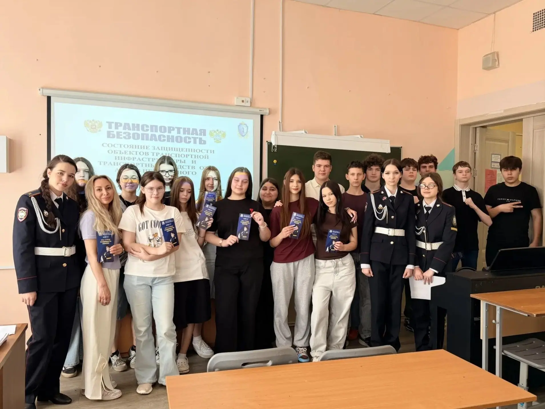 Курсанты Колледжа полиции провели для учеников 7-10 классов школы №305 серию классных часов и интелл