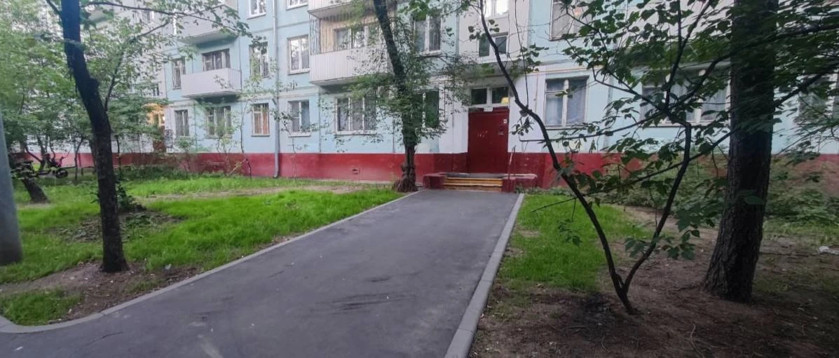 🗑 В Кузьминках на Волгоградском проспекте жители жалуются на отсутствие скамеек и урн
