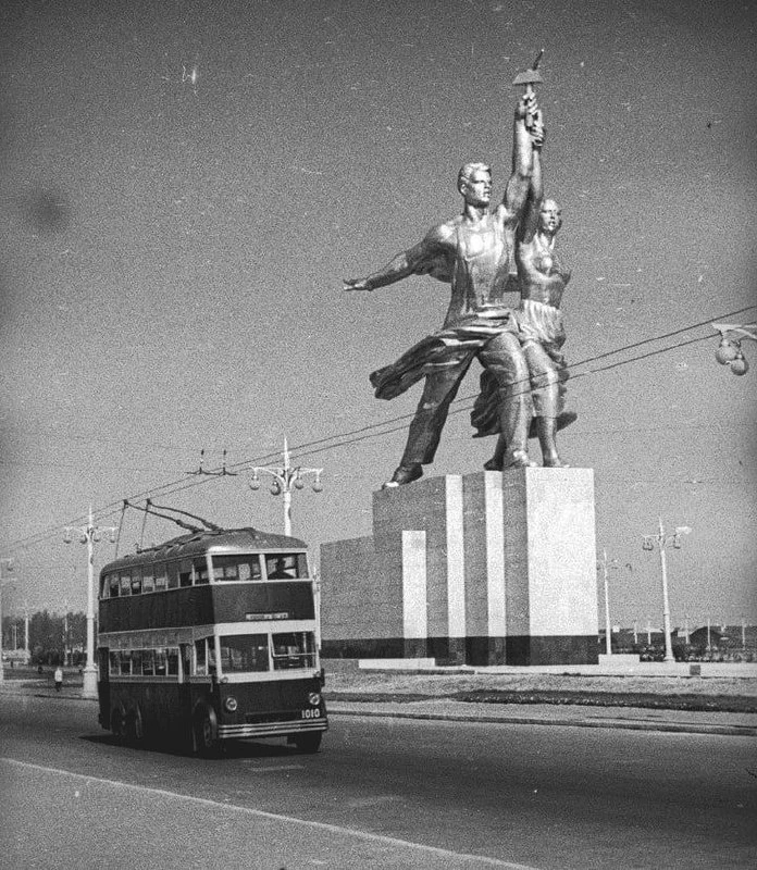 Скульптура «Рабочий и колхозница», Москва 1939 год