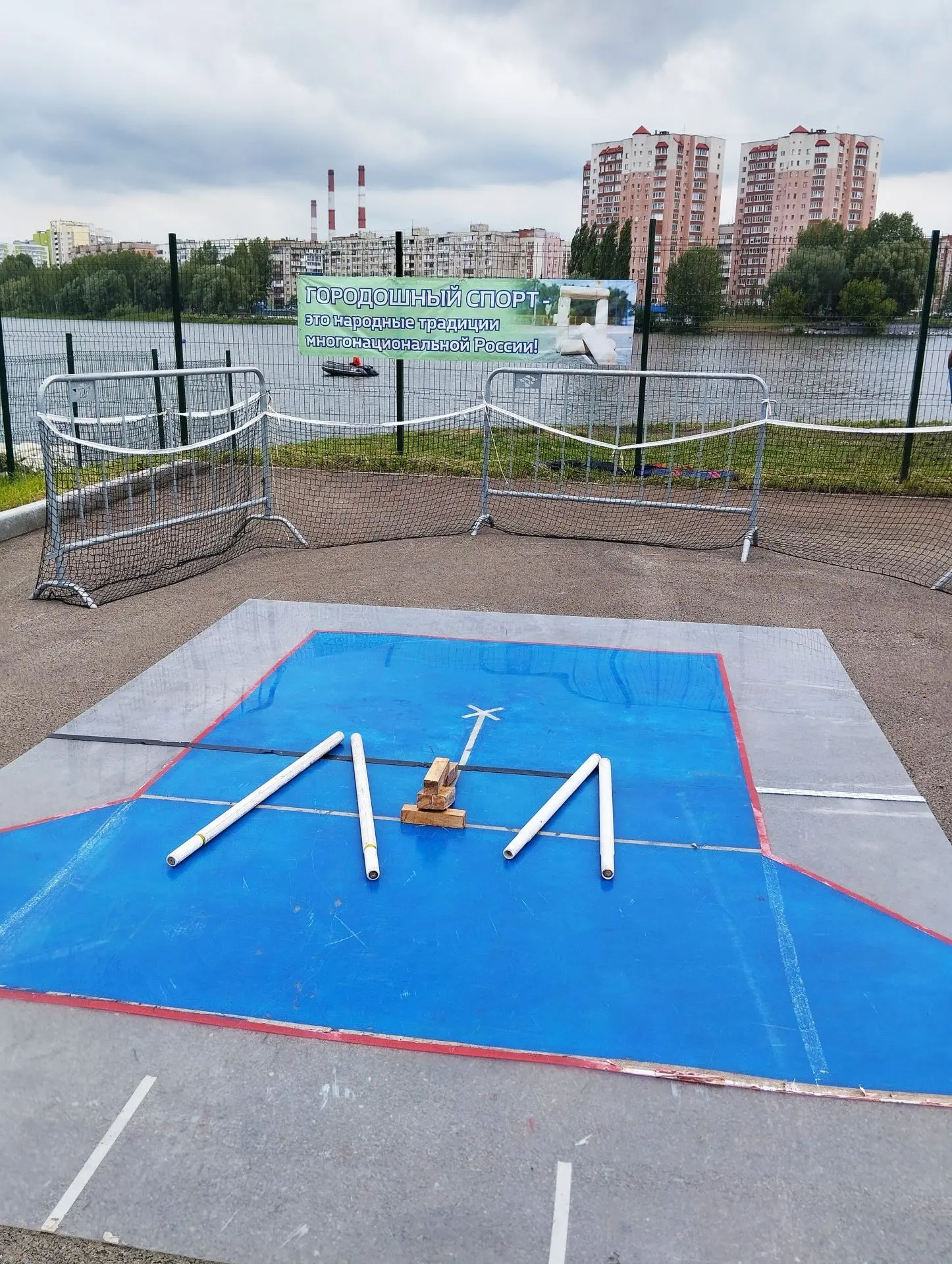 Мастер-класс по городошному спорту вчера прошел в Инорсе.

Увлеченно и с интересом наши соседи позна