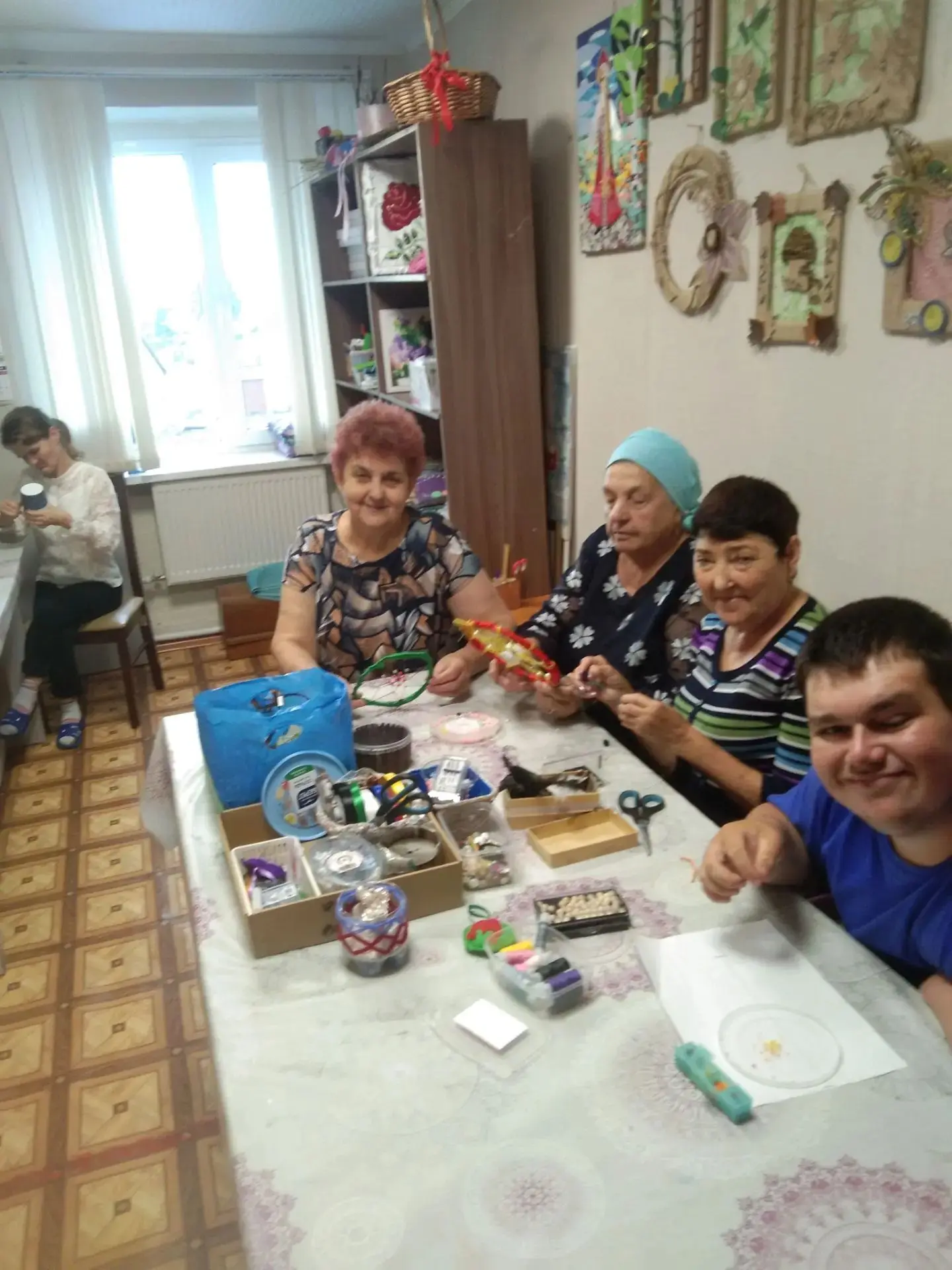 Там,где творят руки.  В мастерской социально-реабилиатационного отделения каждый день п...