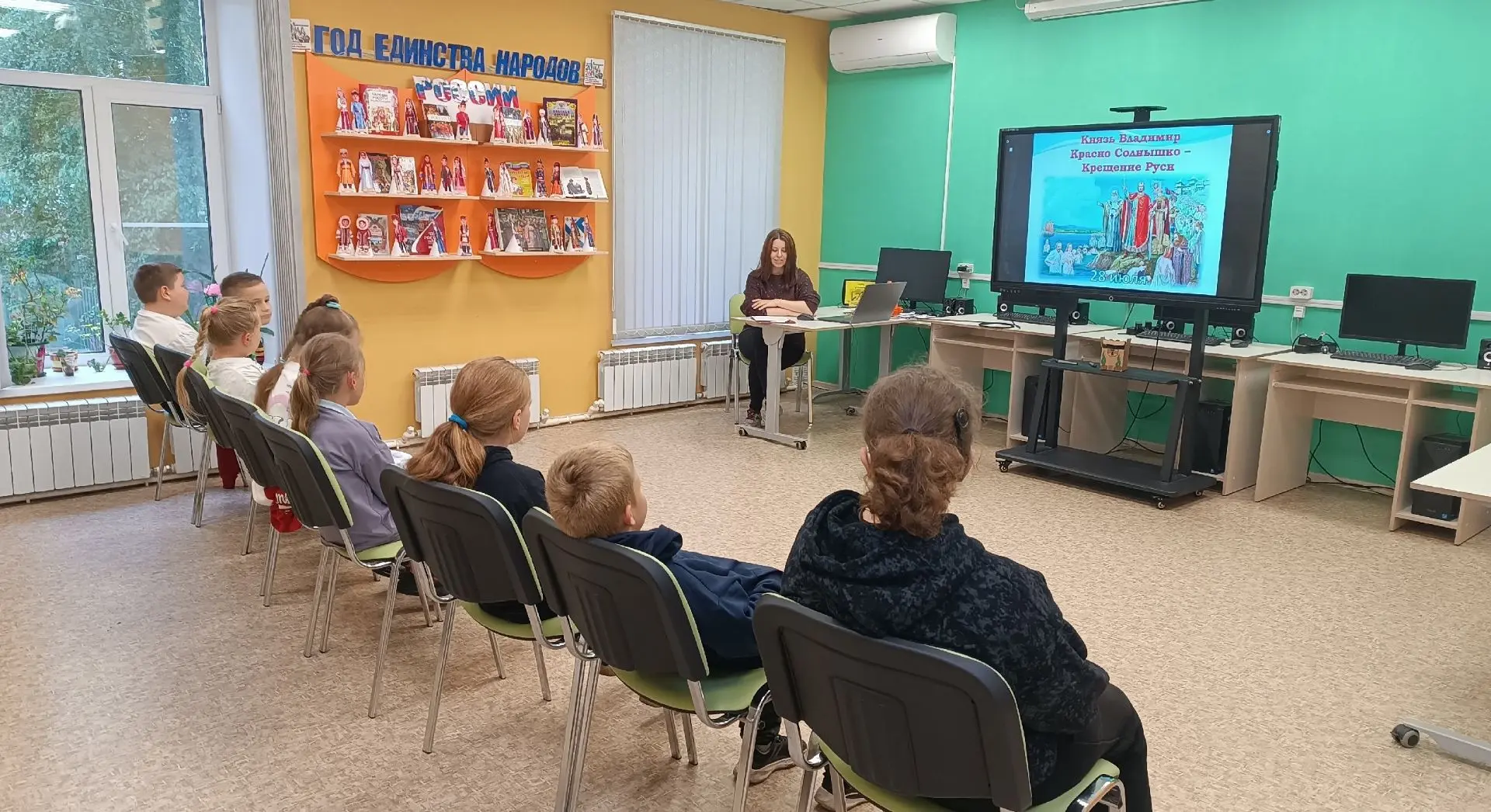Сегодня дети из Дома ремесел провели в библиотеке познавательный час на тему «Крещение Руси». Мы вме