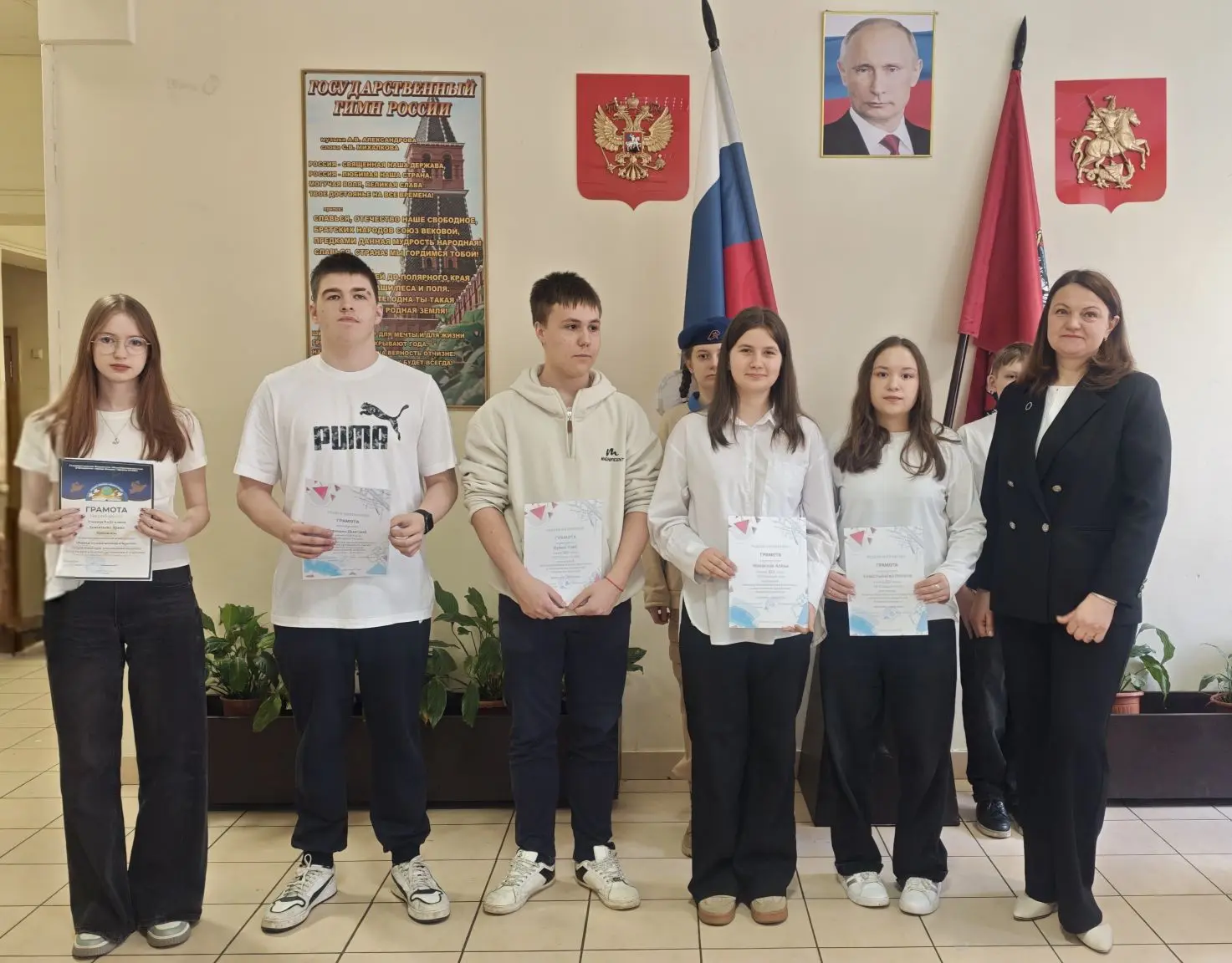 🇷🇺 Утро начинается с важного! ✨  Новая учебная неделя в школе началась с торжественной линейки: выно