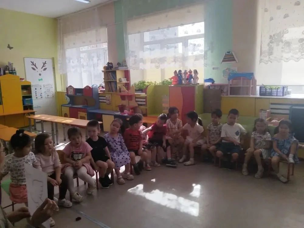 Сегодня у нас день посвященный ко дню победы! Провели с детьми беседу на тему «Голубь -...