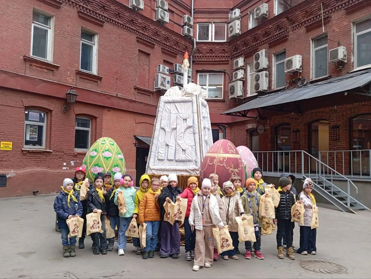 Давайте расскажем немного подробнее про нашу программу на Красном Октябре 🤗

Программа рассчитана н