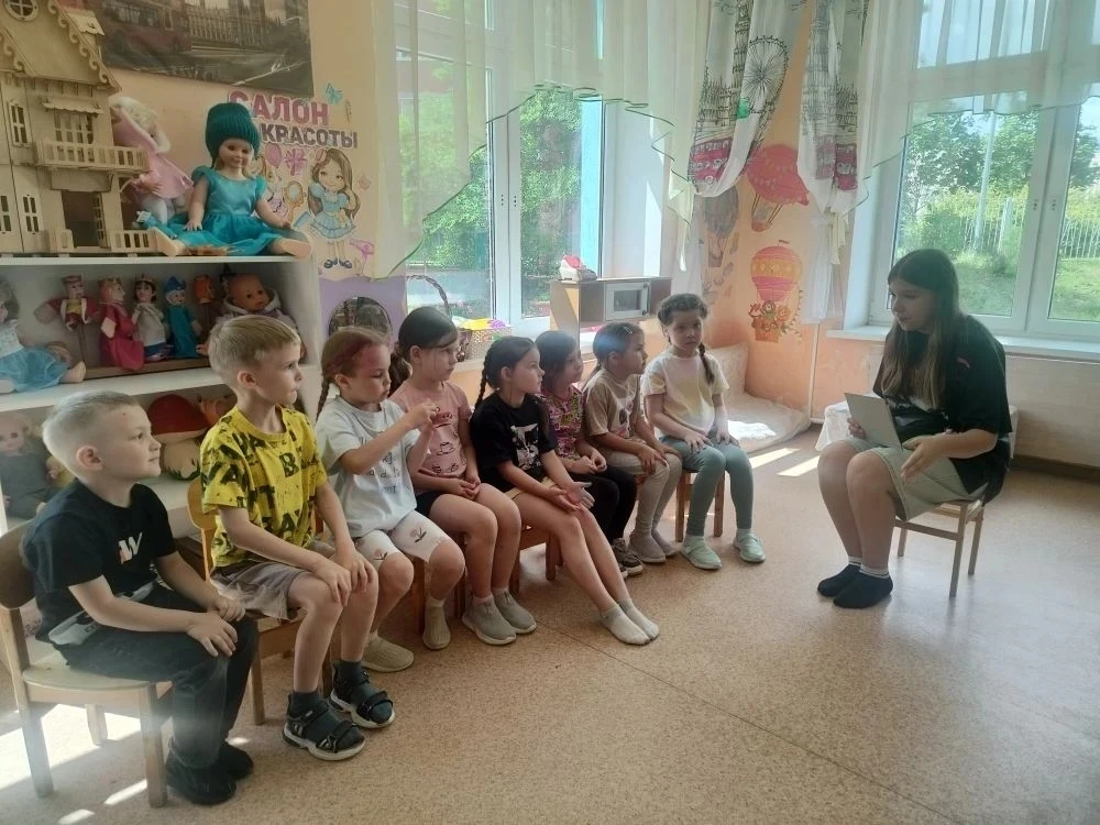 Группу Крепыш и воспитателя Елену Ивановну Савельеву навестила выпускница сада Дарья Луконина. Прошл