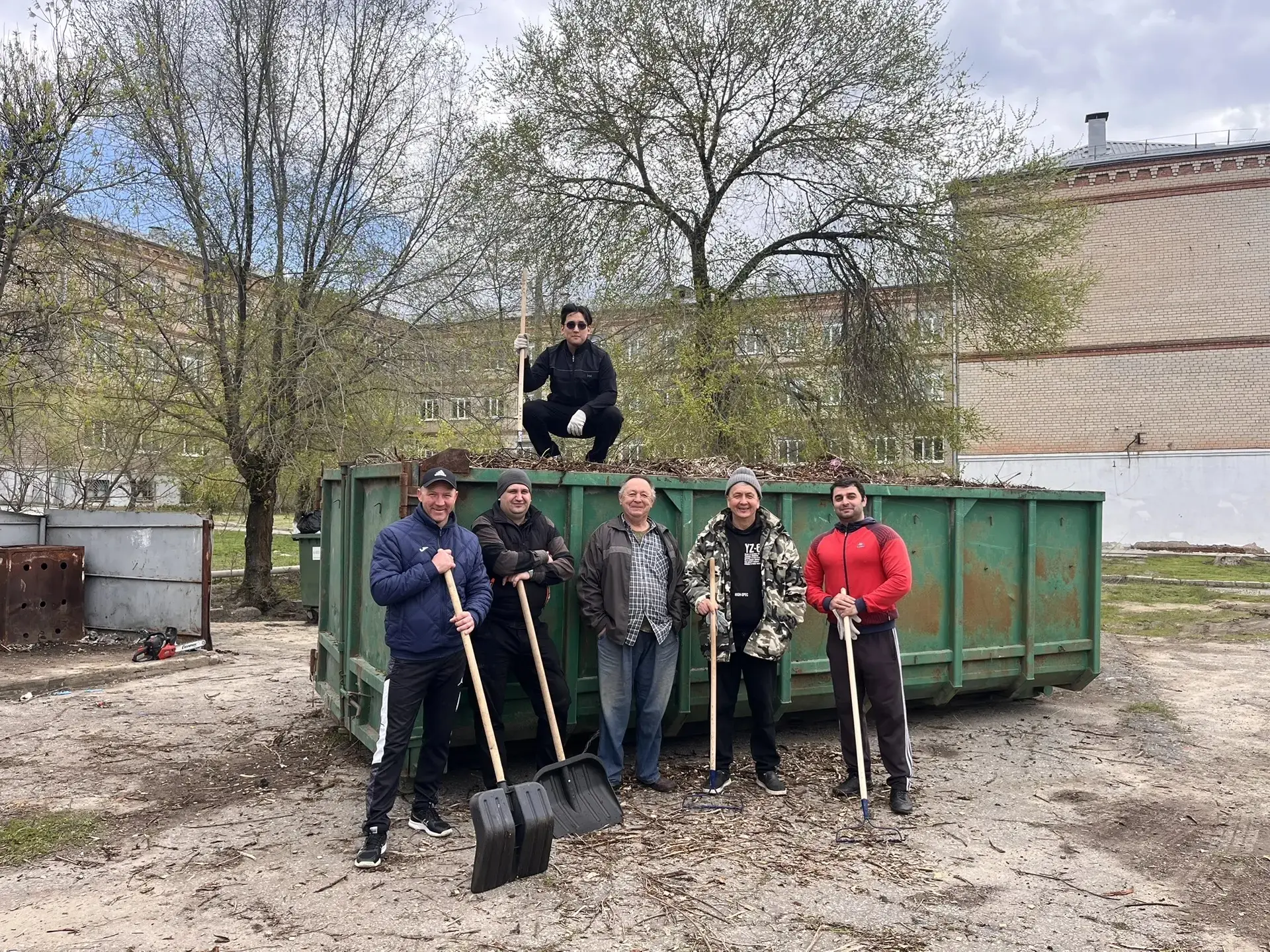 🌱 Учим заботе о природе — своим примером! 🌱  Сегодня педагоги‑мужчины нашей школы МОУ СШ № 82 не про