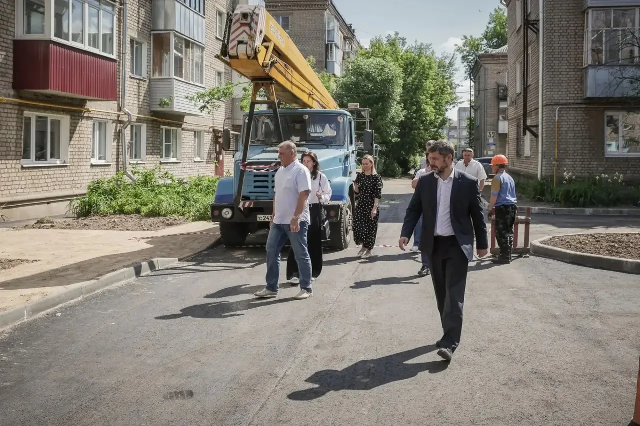 Ремонт первого двора этого года подходит к завершению. На Баженова, 17 подрядчик заменил асфальт, сд