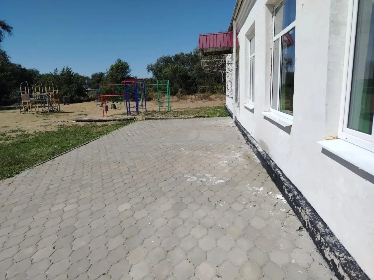 В клубе пос. Коммунар прошел субботник по наведению санитарного порядка возле здания кл...