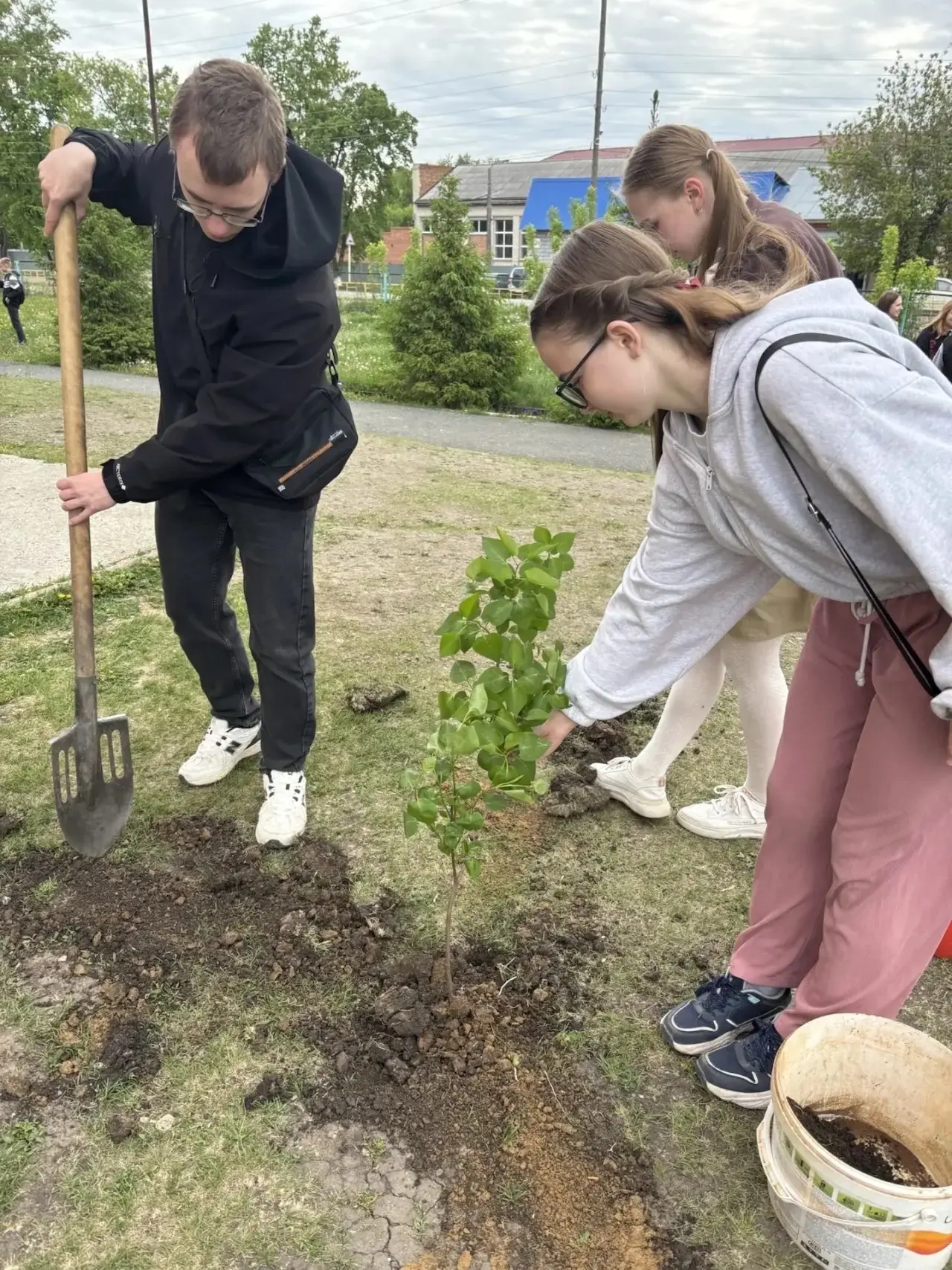 Сад памяти: наш вклад в историю 🌳 Обучающиеся выпускных классов МАОУ Тугулымская СОШ вместе с педаго