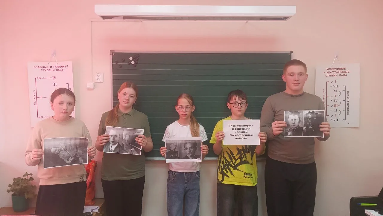 🎹🎧 На уроке Сольфеджио (преподаватель Л.А. Диева) с обучающимися в преддверии Дня Поб...