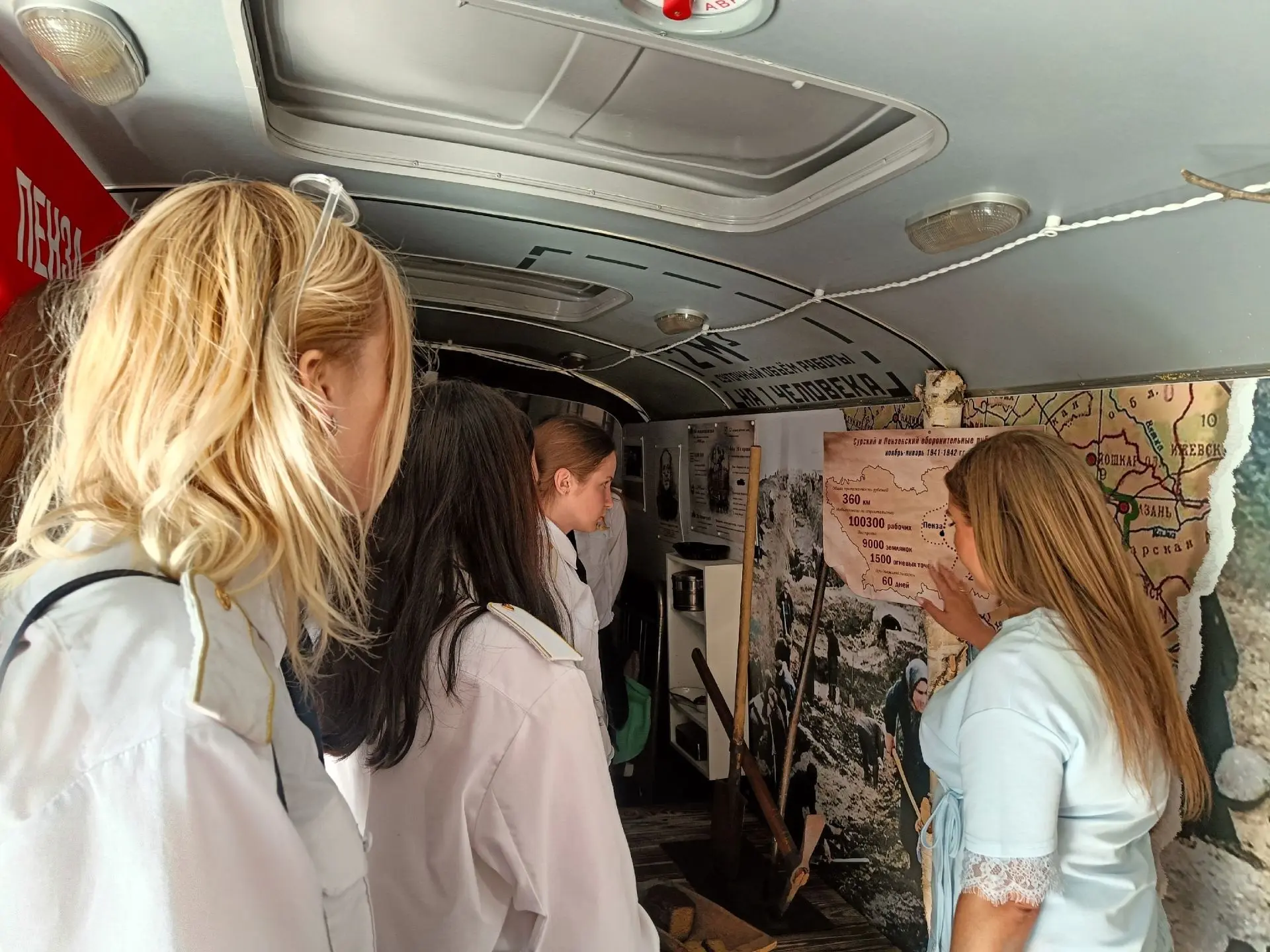 🚌 Передвижная выставка «Пенза — фронту» продолжает принимать гостей!
 
В Пензенской картинной галер