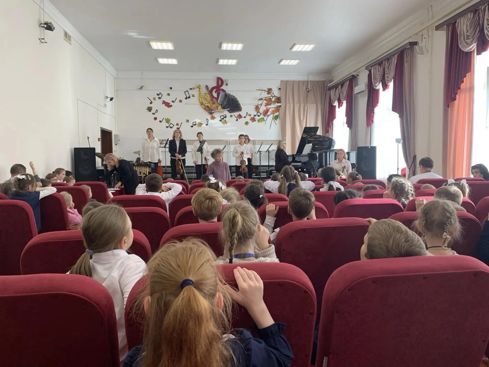 Первоклассники открыли для себя удивительный мир музыки