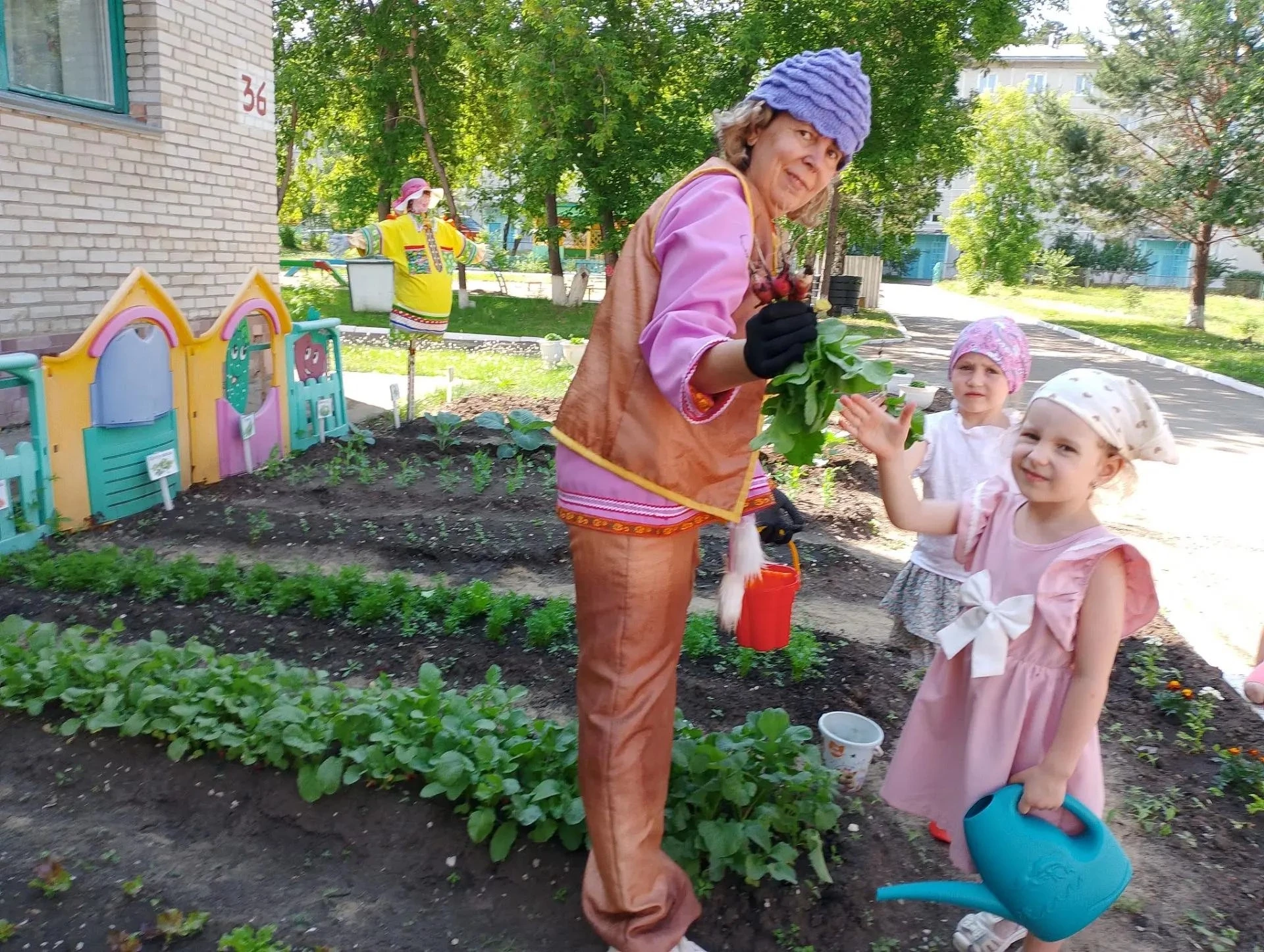 "Сибирячок" и "трудовой отряд" детворы " Улыбки" проверили, как растет, посаженный ими, картофель, п