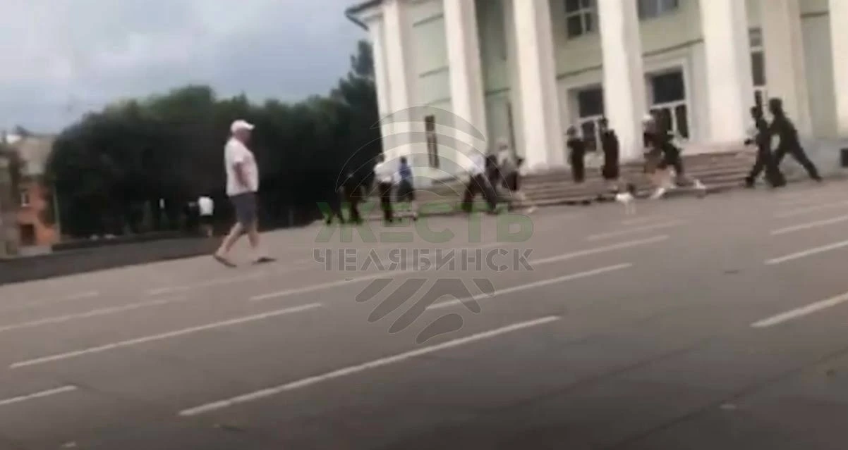 ⚡️Вчера днём на ЧМЗ случилась массовая стычка — в ней участвовали около 40 подростков. 

Очевидцы го