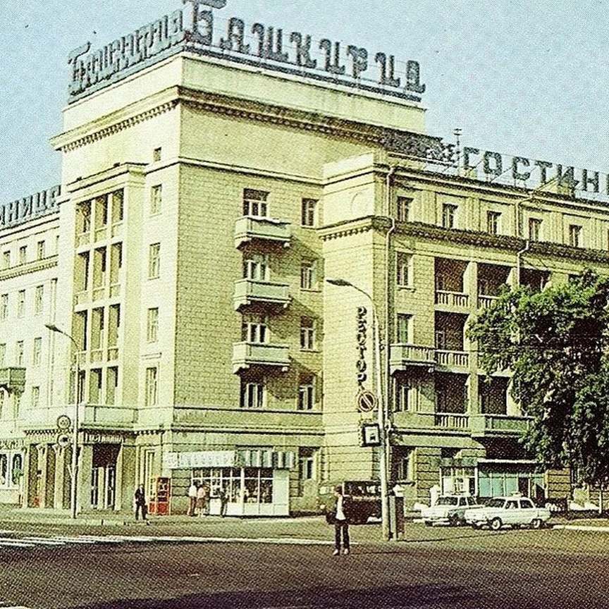 Лето 1984 года. На углу улиц Ленина и Кирова плавится от июльского зноя величественная гостиница «Ба