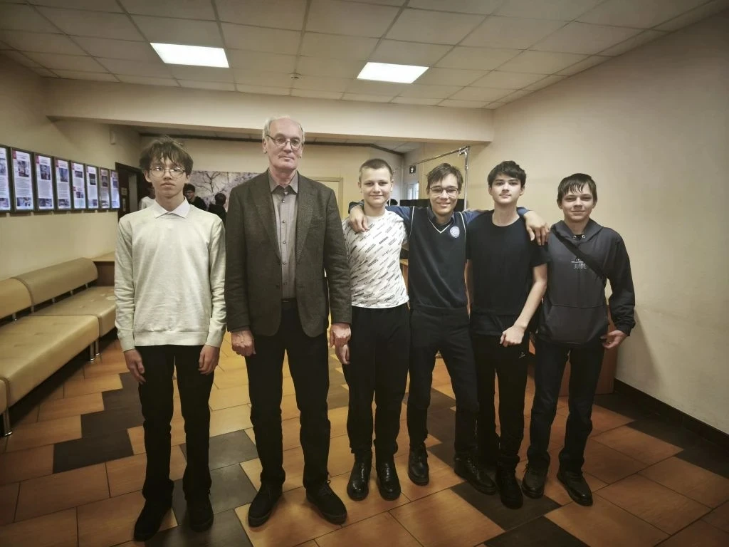 04 февраля в малом зале Дк "Родина" состоялась лекция академика РАН Левичева Е. Б. "Академический ча