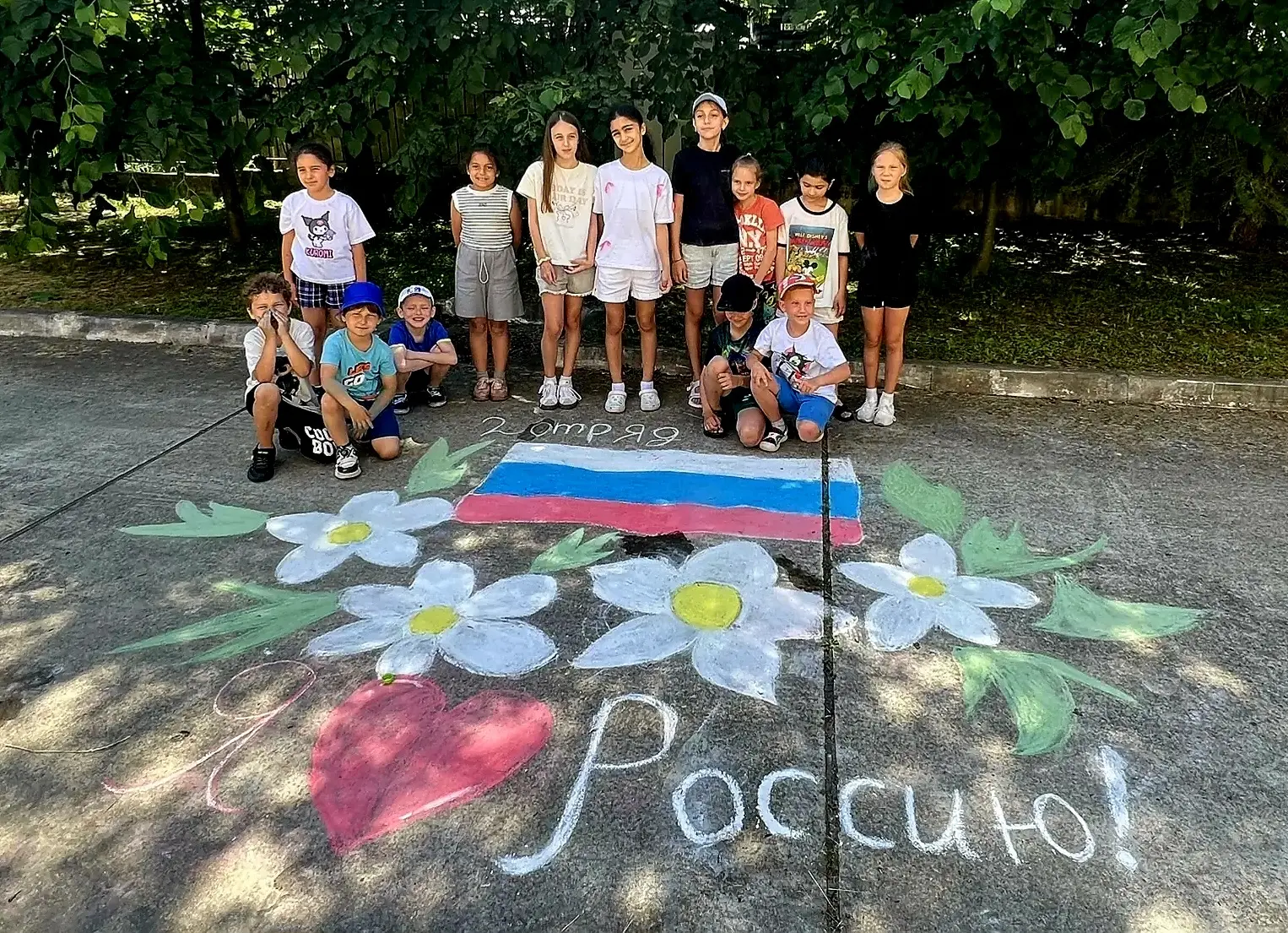🇷🇺 С Днём России! 🎨☀️ 

В нашем лагере «82 мили» этот праздник обрёл свои краски. 🏕️ Здесь, на а