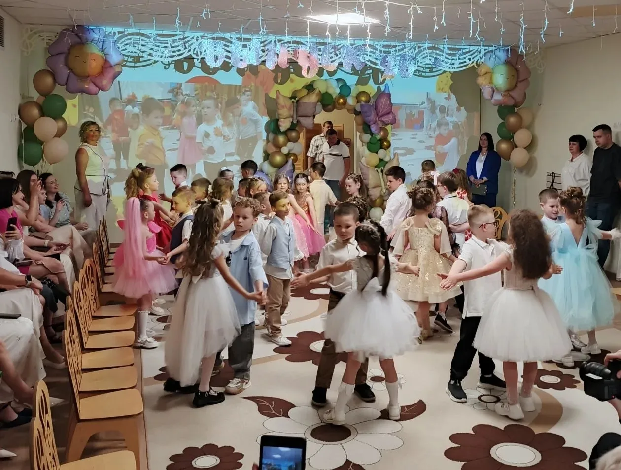 Смотрите на них: это же наше вчера и наше завтра! ✨