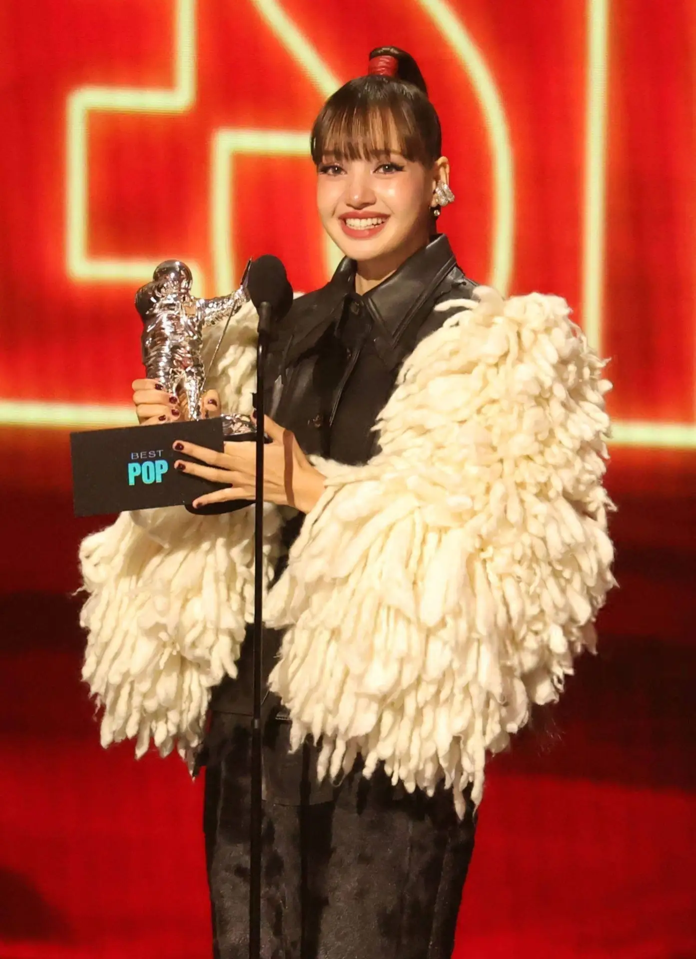Лиса блистала на сцене MTV VMA 2026 в наряде от российского дизайнера Даниила Антисифер...