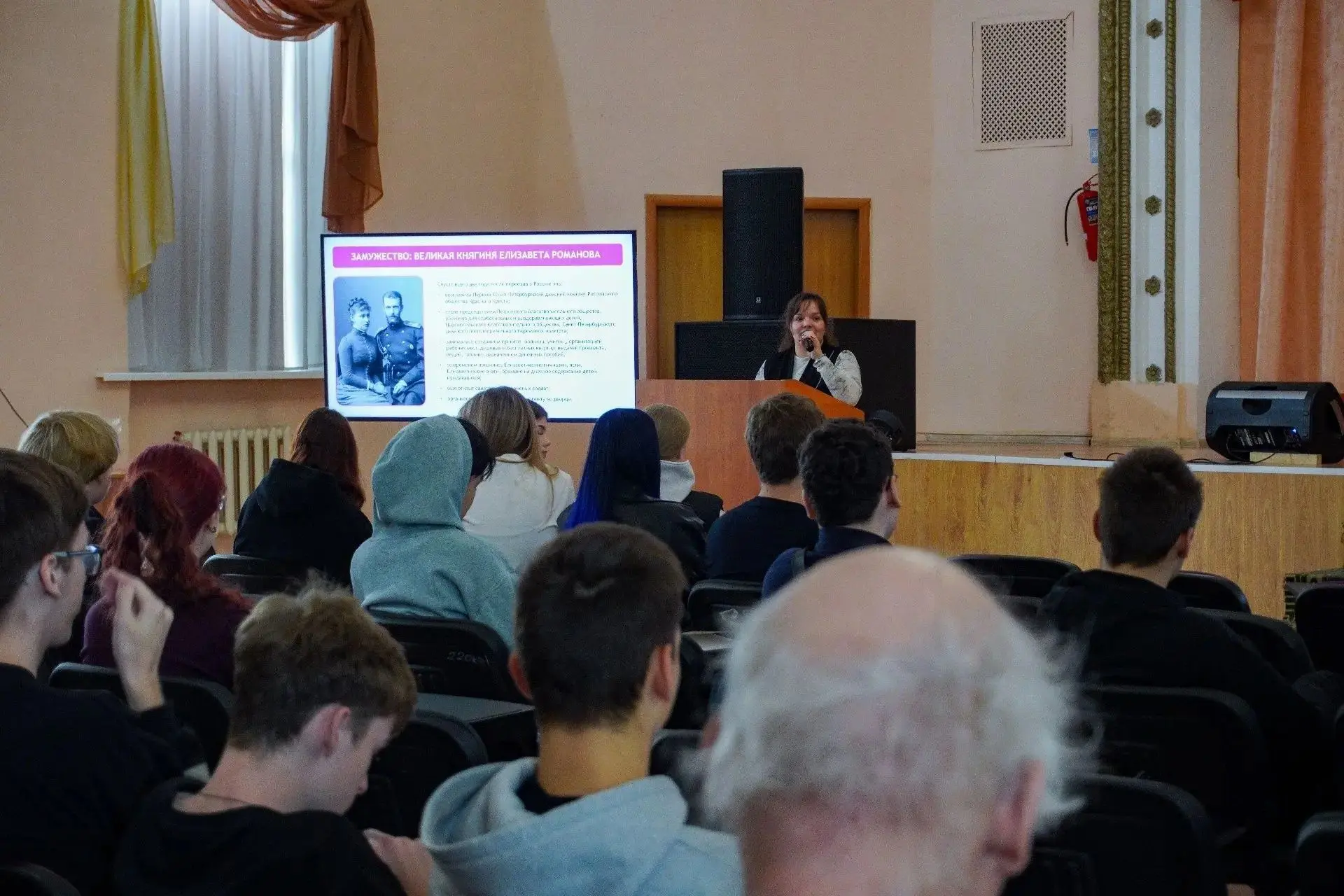 Каждую неделю в нашем техникуме проходит торжественная линейка, посвящённая поднятию Го...