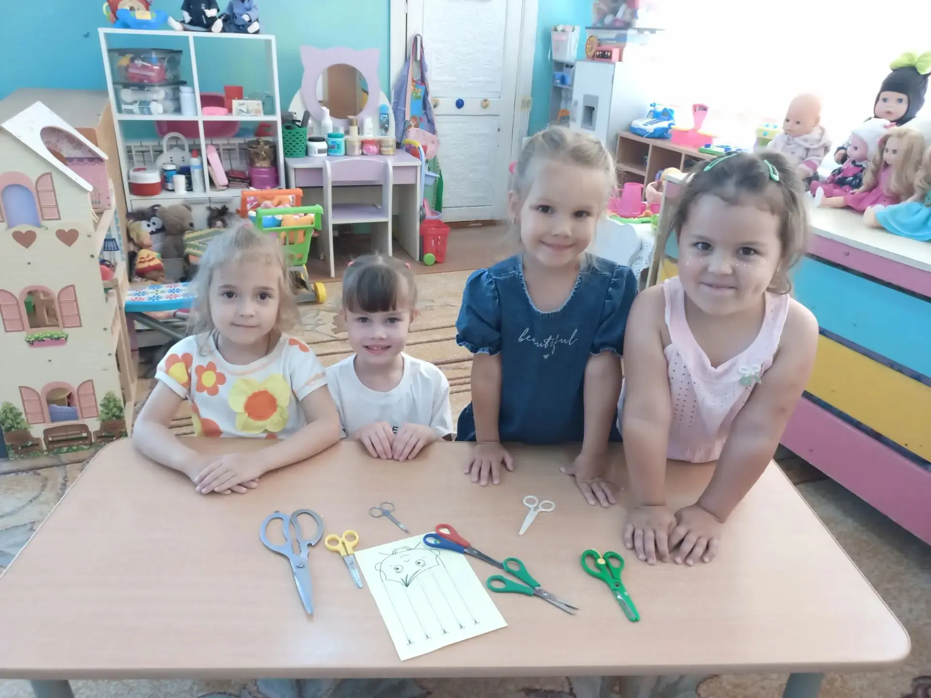 ✂️ 15 июня - День ножниц
            
✂️ "Два конца, два кольца, а посредине гвоздик" - эта загадка 