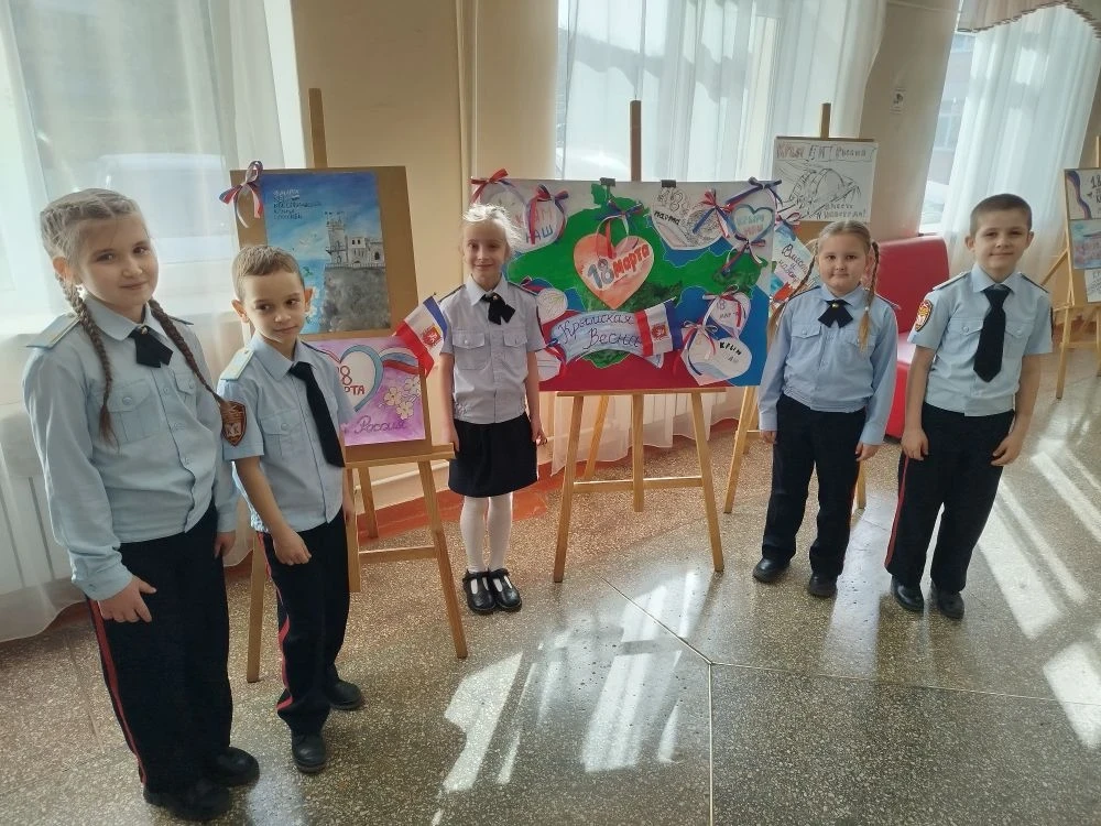 Выставка плакатов, посвящённых 12 - летию воссоединения Крыма с Россией, организована в нашей школе 