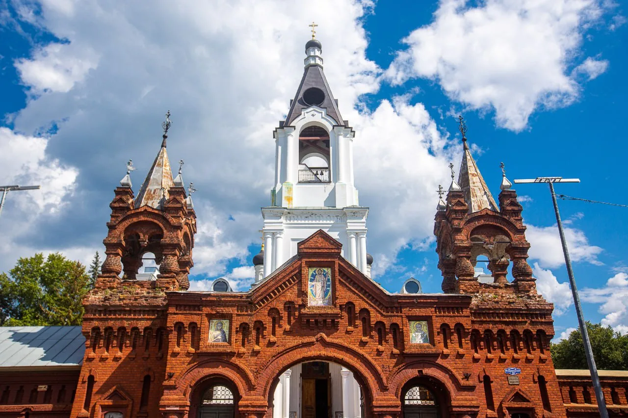 📍Свято-Троицкий Мариинский монастырь

В самом центре Егорьевска взгляд неожиданно падает на кирпичн