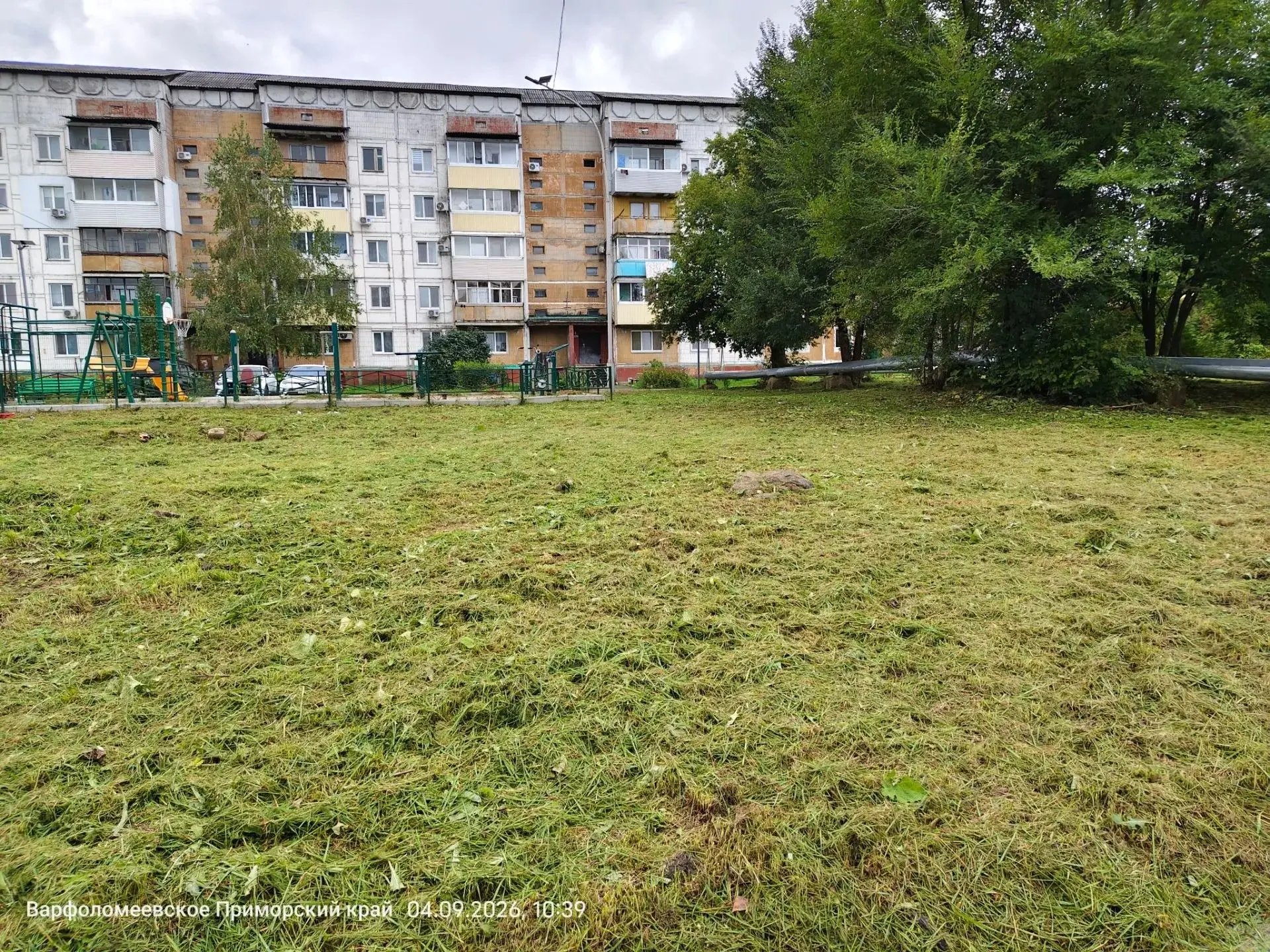 📍 На ж/д ст. Варфоломеевка ведутся работы по покосу травы на территории общего пользов...