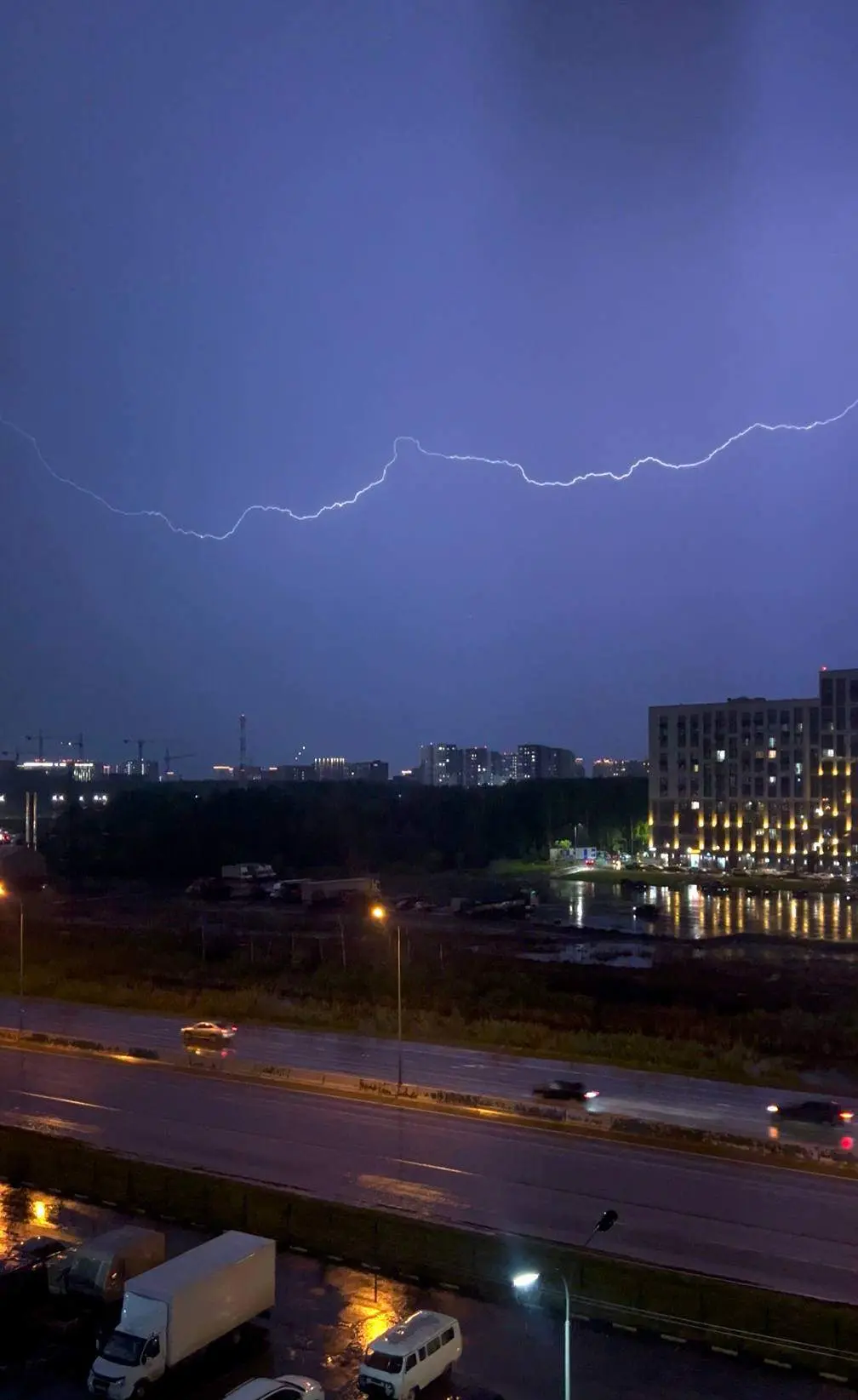 ⛈ Этой ночью тюменцы не спали  Громыхала гроза и сверкали молнии. Зато получились красивые кадры. Се
