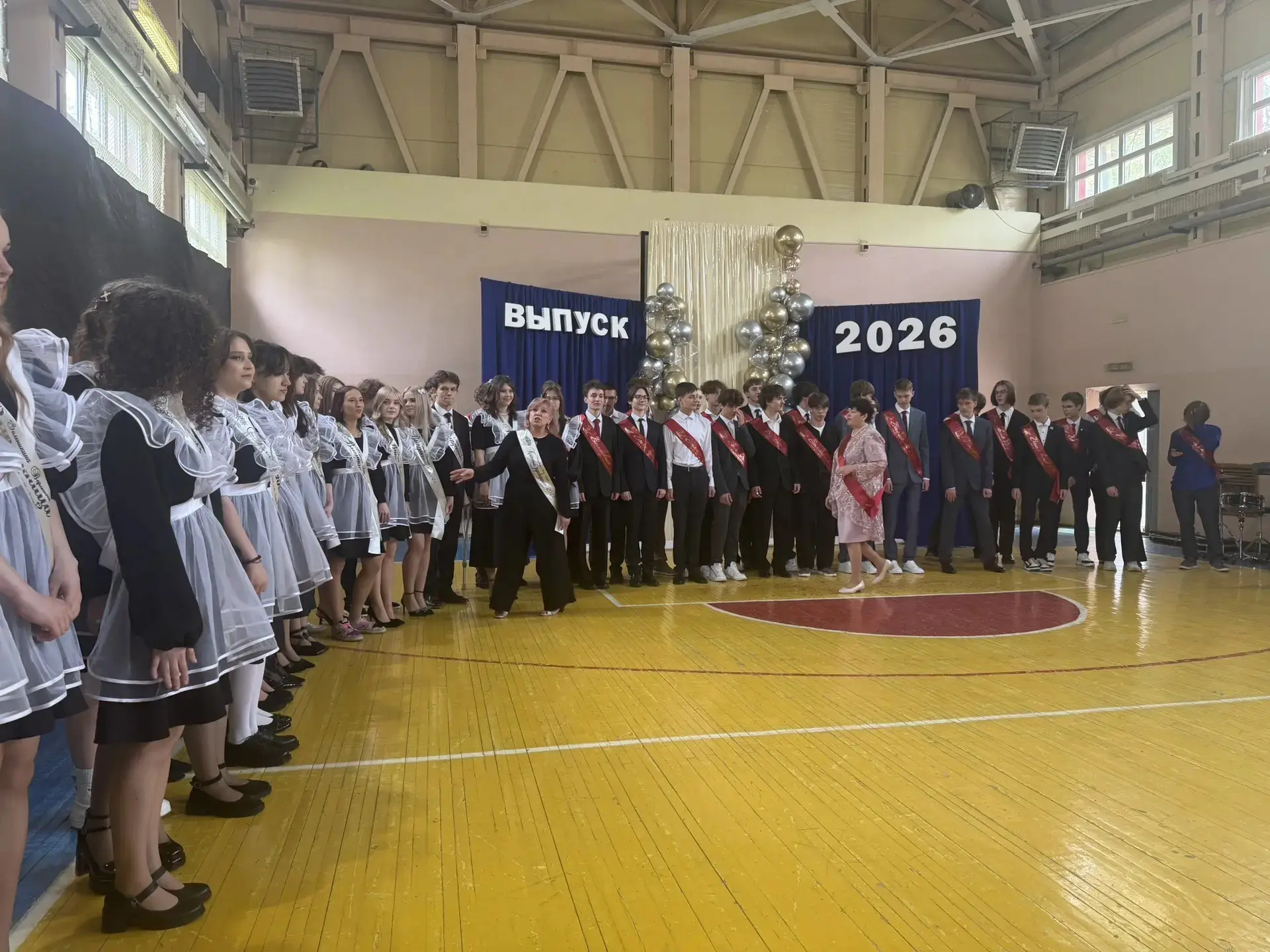 🔔Навсегда в сердце: 11-е классы проводили школьное детство!

🎊Вот и прозвучал тот самый, самый гла