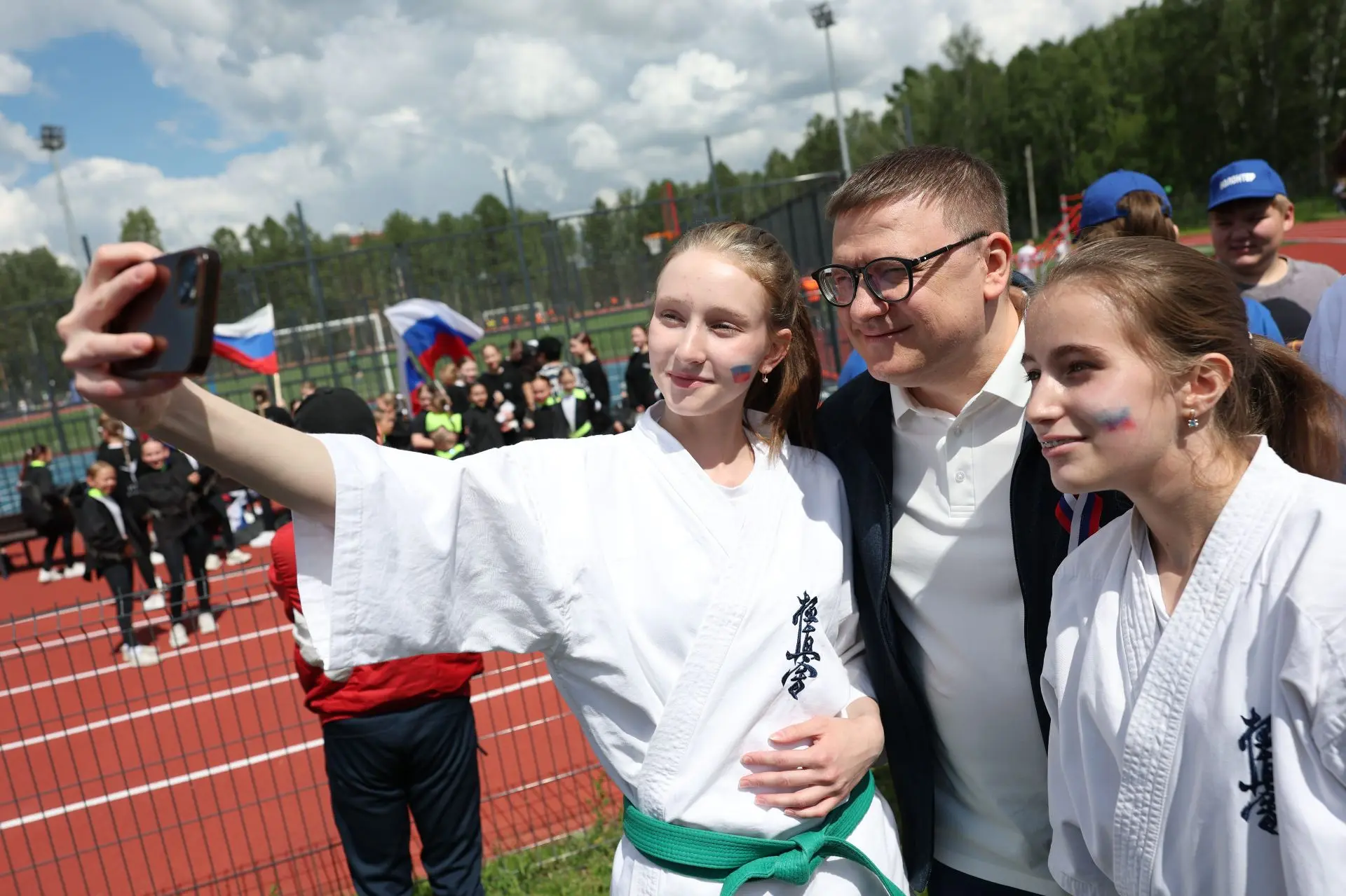 Алексей Текслер открыл обновленный стадион в поселке Рощино