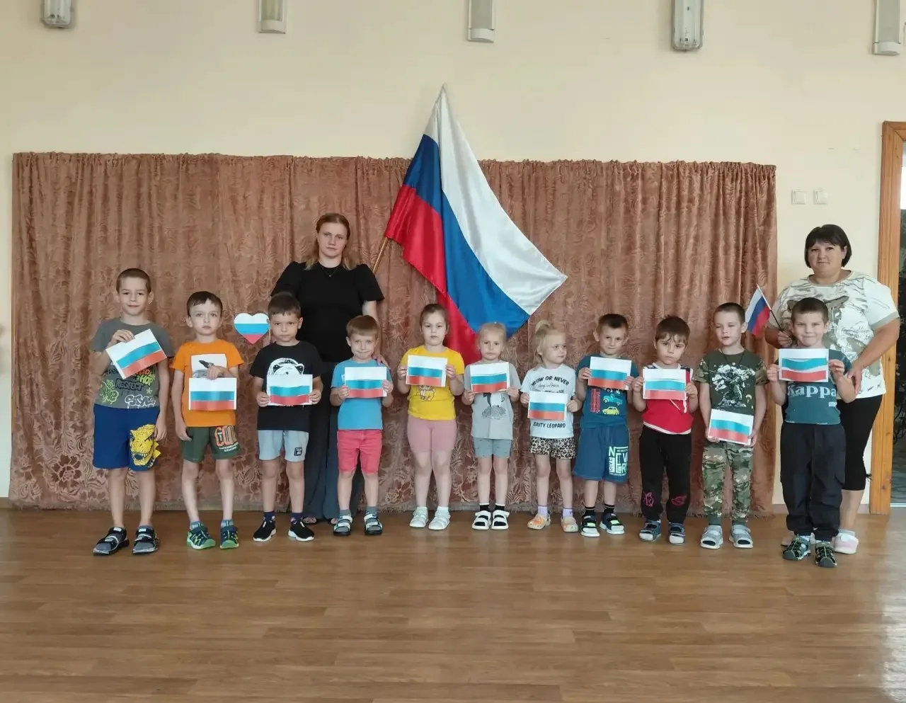🇷🇺 Онлайн выставка рисунков «Флаг России».
