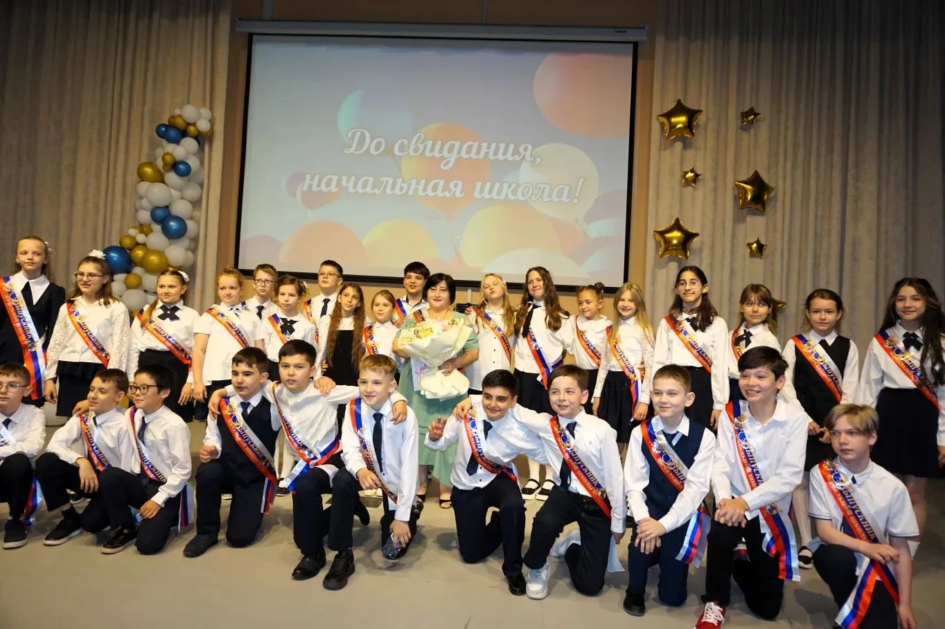🔔В ДОБРЫЙ ПУТЬ, ВЫПУСКНИКИ НАЧАЛЬНОЙ ШКОЛЫ!  🎉Сегодня в нашей школе состоялось торжественное событие