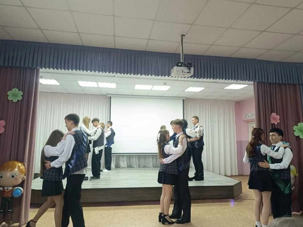 🎉Прощание с 9 классом - особенный день! 🥳✨  Атмосфера была по‑настоящему праздничной: улыбки, тёплые