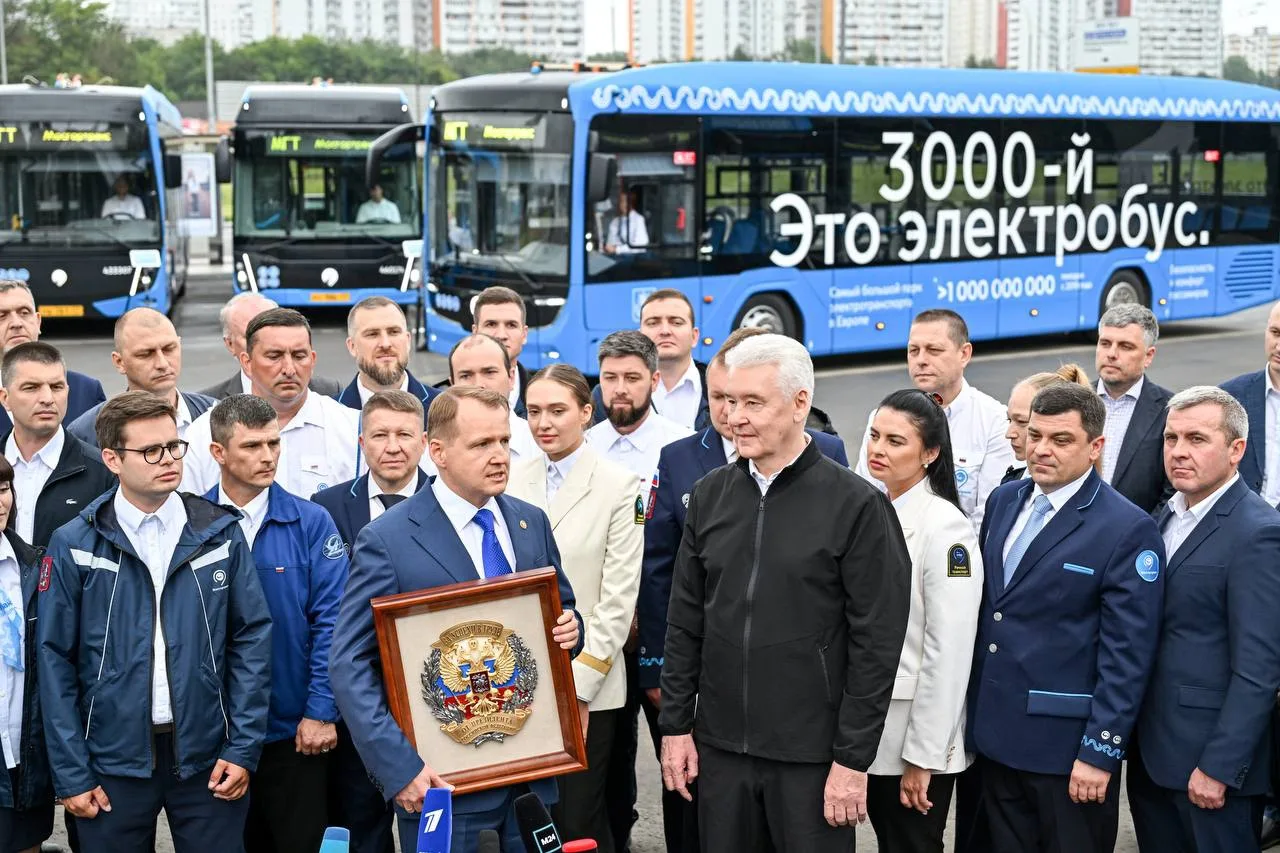 🥳 Это знаменательный момент в истории развития электротранспорта Москвы — 3000-й электробус вышел н