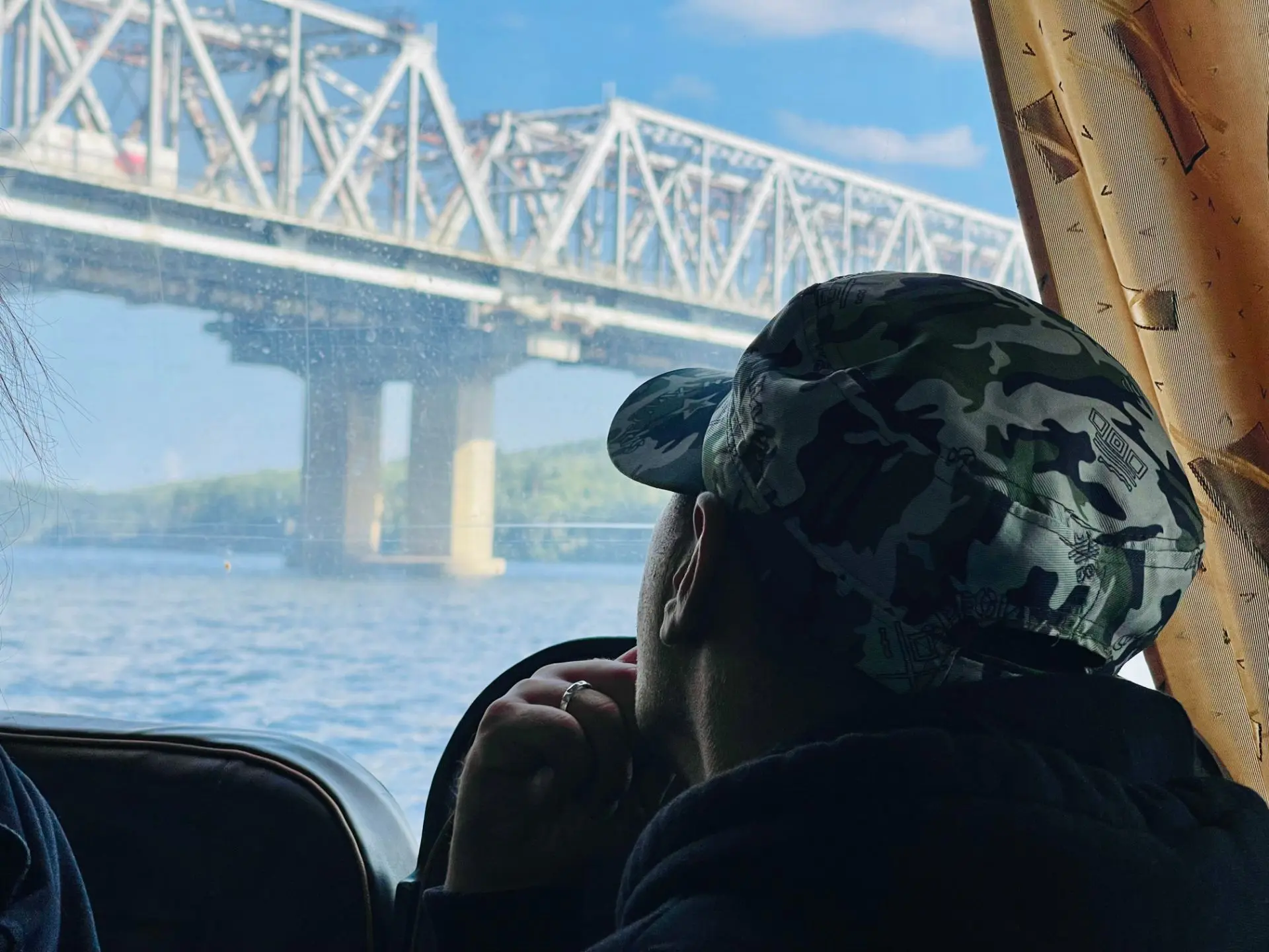 🛥️ На теплоходе музыка играет... Но на берегу никто не остался.