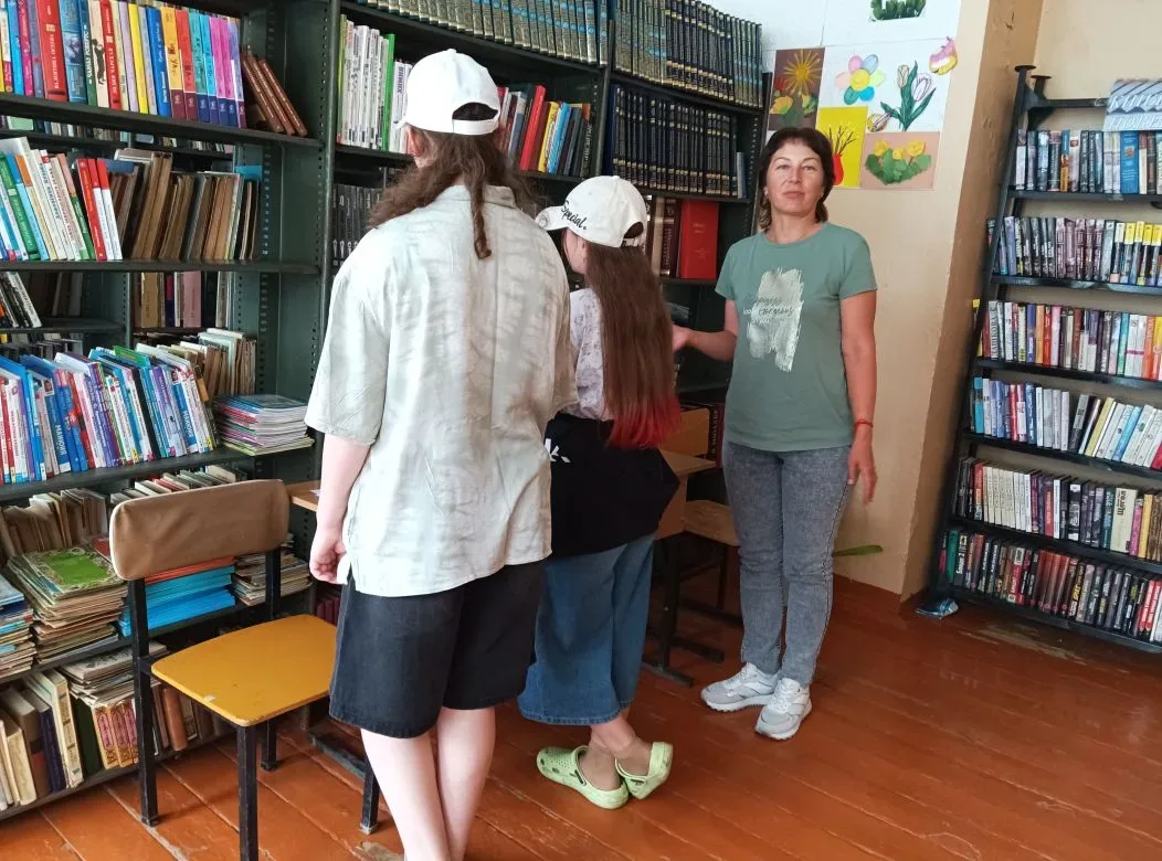 У детей даже в каникулы есть свои обязанности: найти и прочитать те книги, которые задают на лето. П