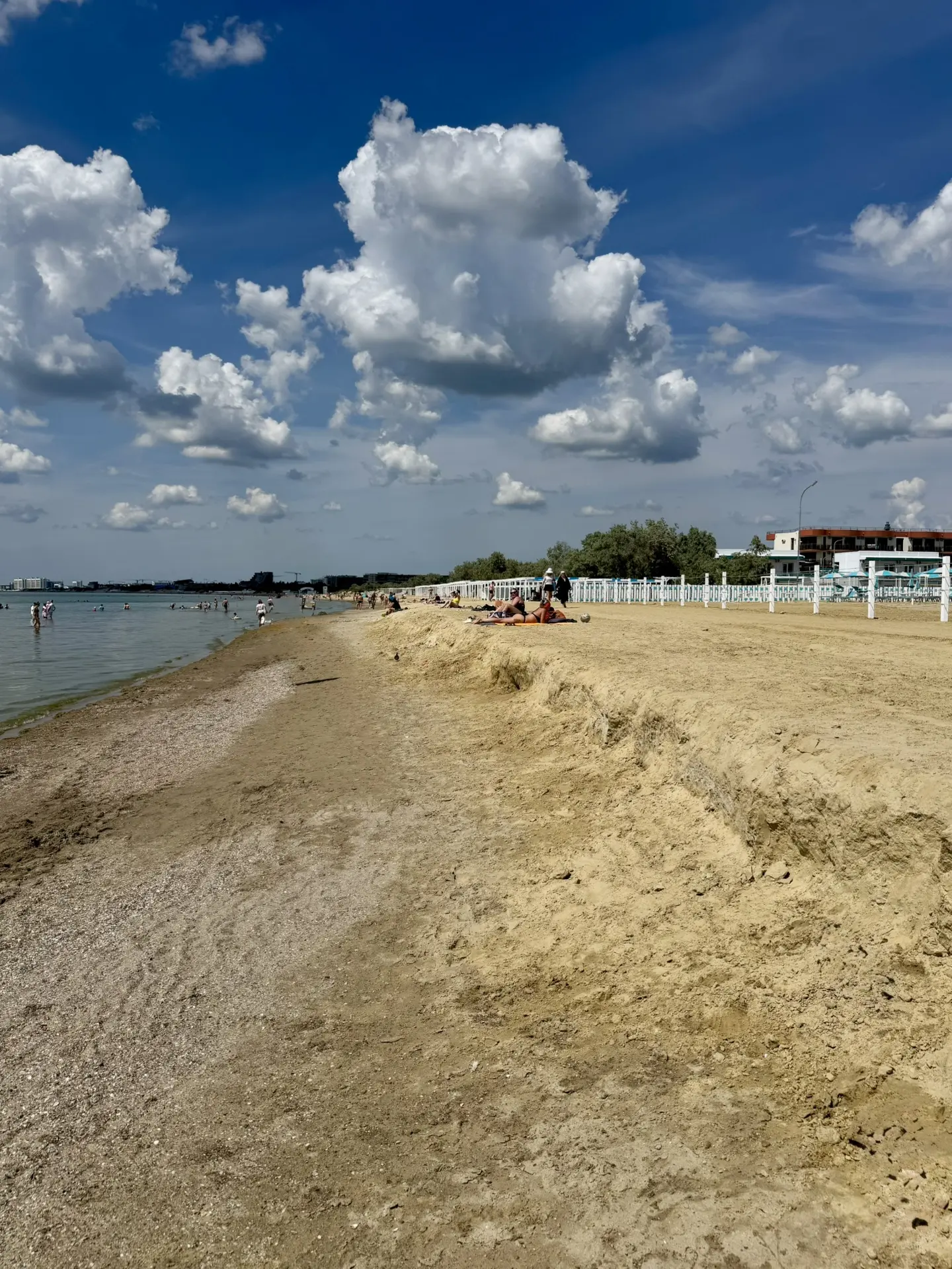 Ездили мы вчера в Анапу на разведку. Посмотреть на курортную жизнь 🌝

Прошли мы около 4 км по берег