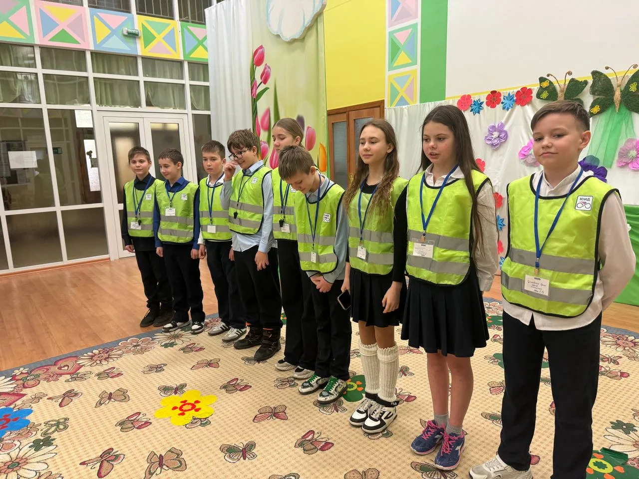 Наши школьники учат малышей правилам дорожного движения! 👮‍♀️🚓  Сегодня ученики 5 «В» посетили детск